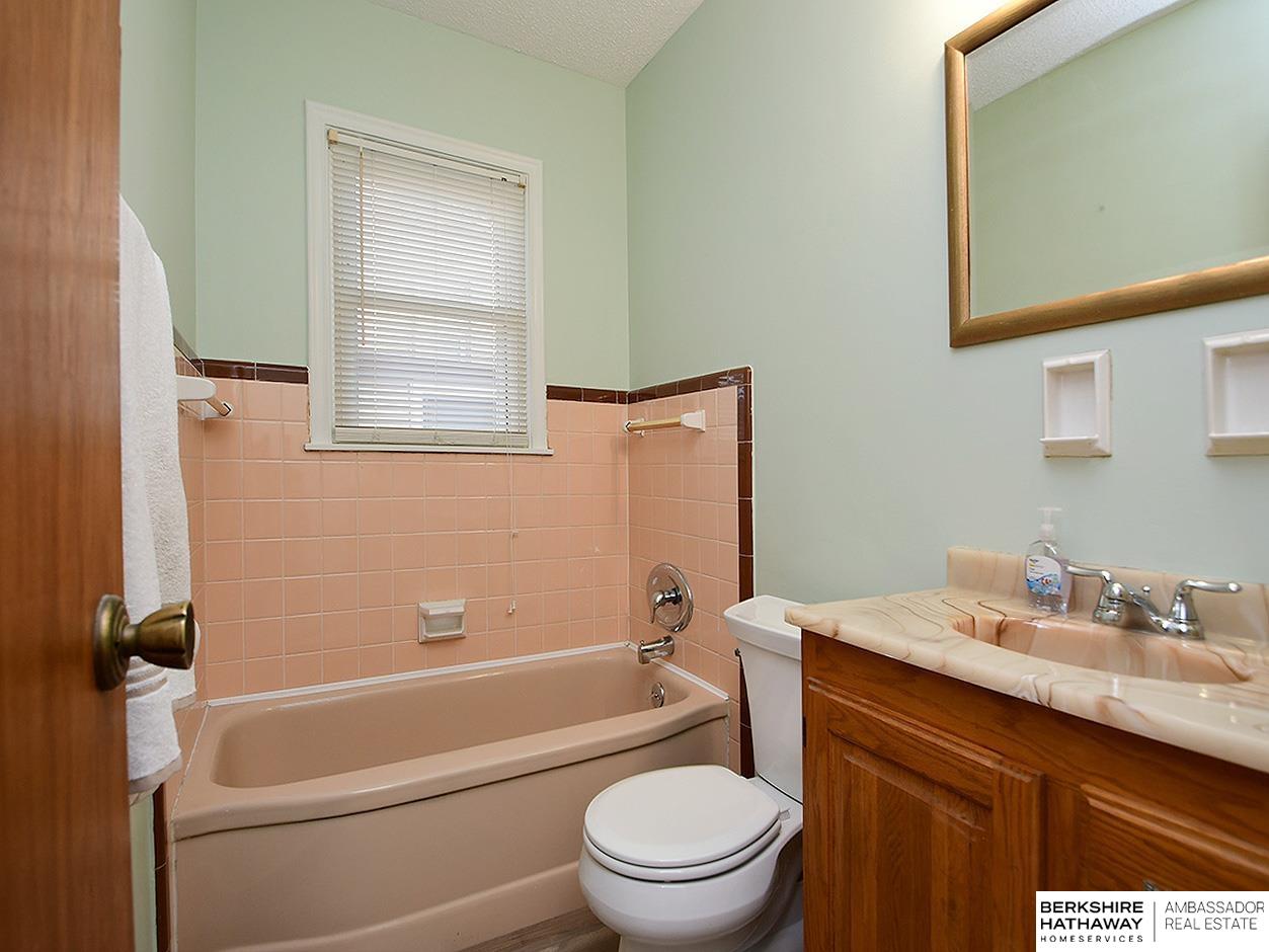 Omaha, Nebraska 68112, United States, 2 Bedrooms Bedrooms, ,1 BathroomBathrooms,Residential,Active,220667