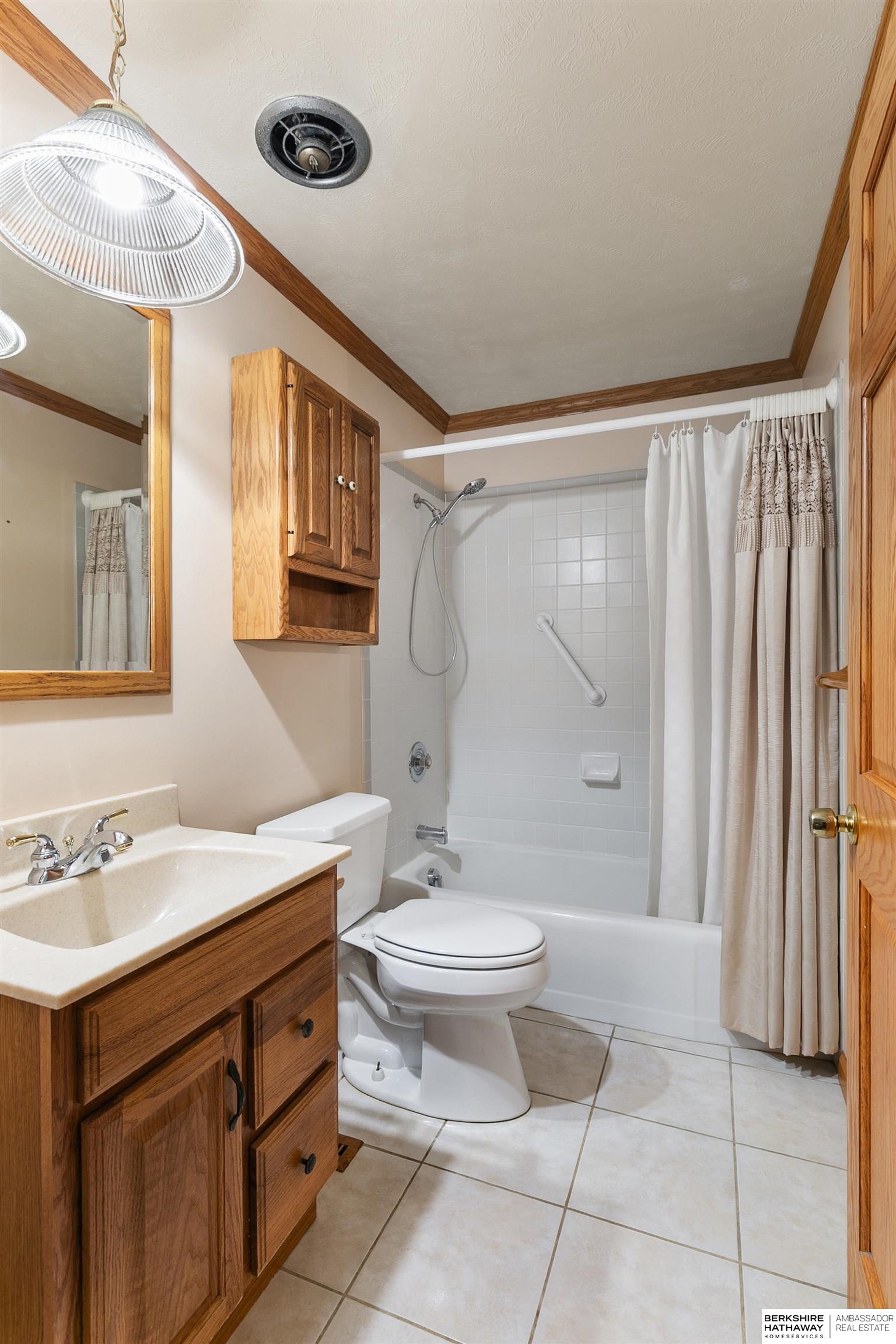 Lincoln, Nebraska 68505, United States, 3 Bedrooms Bedrooms, ,2 BathroomsBathrooms,Residential,Active,214992