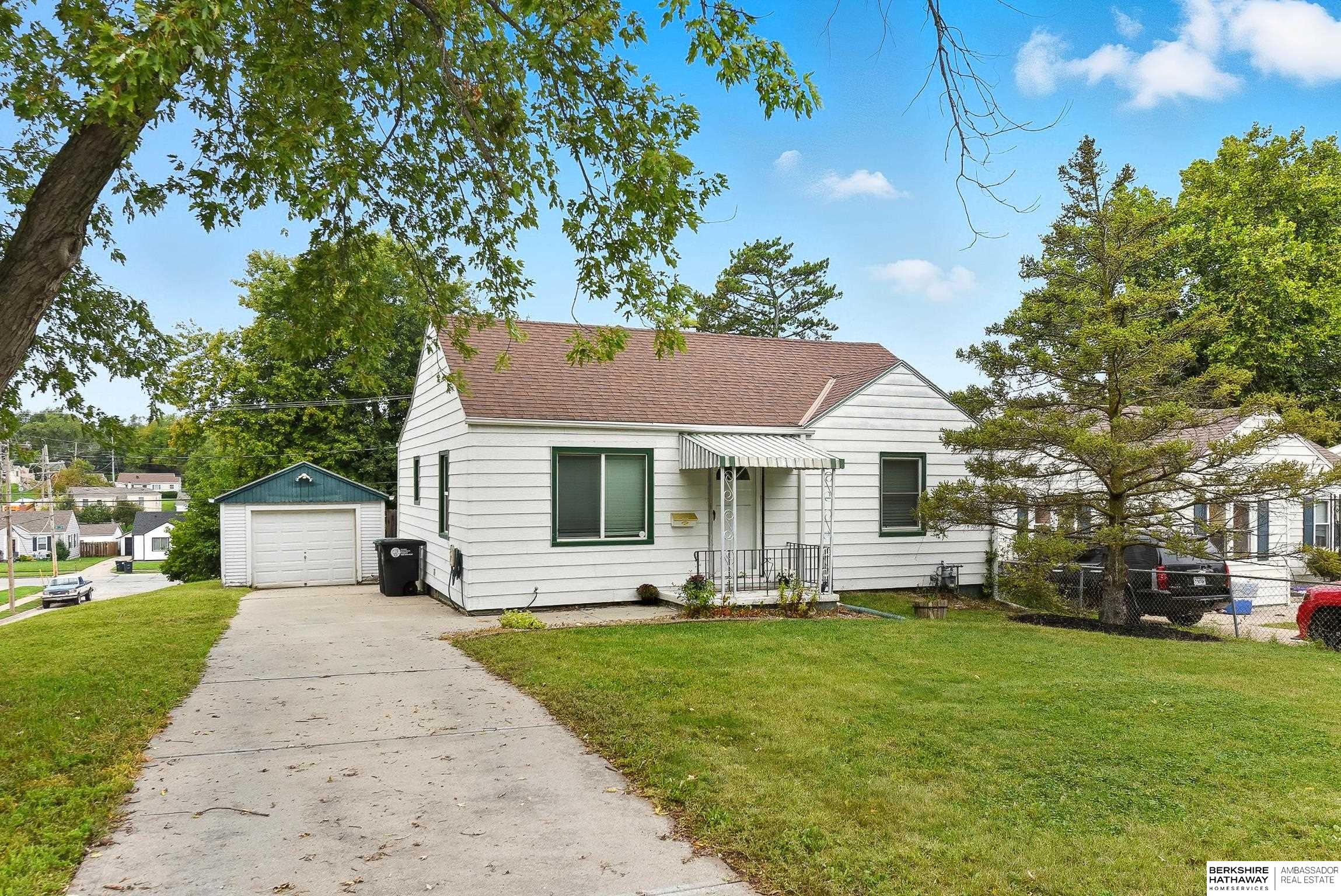 Omaha, Nebraska 68106, United States, 2 Bedrooms Bedrooms, ,1 BathroomBathrooms,Residential,Pending,216258