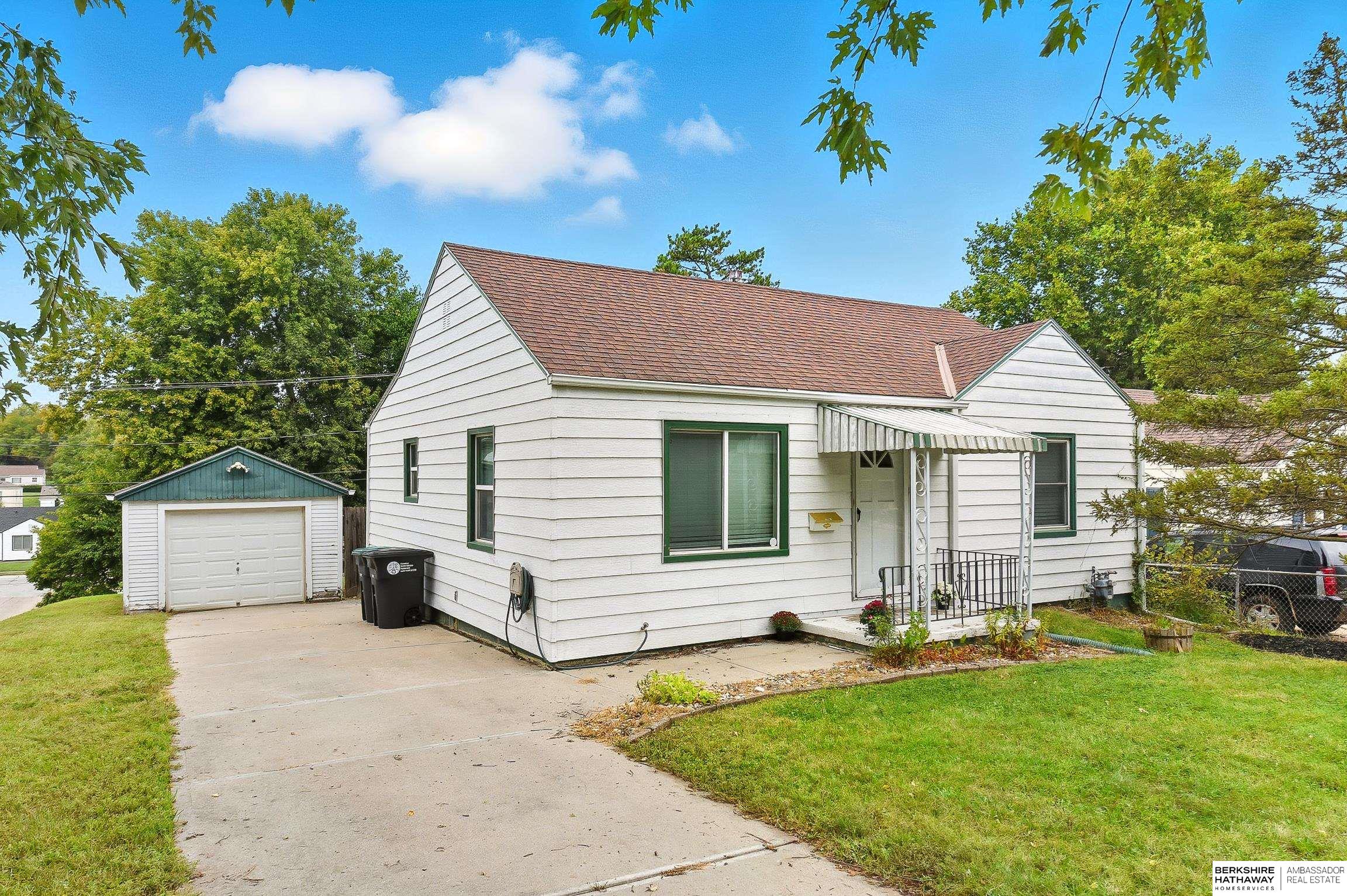 Omaha, Nebraska 68106, United States, 2 Bedrooms Bedrooms, ,1 BathroomBathrooms,Residential,Pending,216258