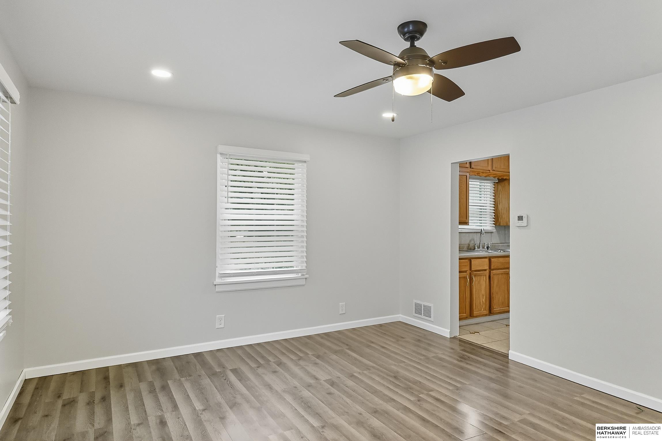 Omaha, Nebraska 68106, United States, 2 Bedrooms Bedrooms, ,1 BathroomBathrooms,Residential,Pending,216258