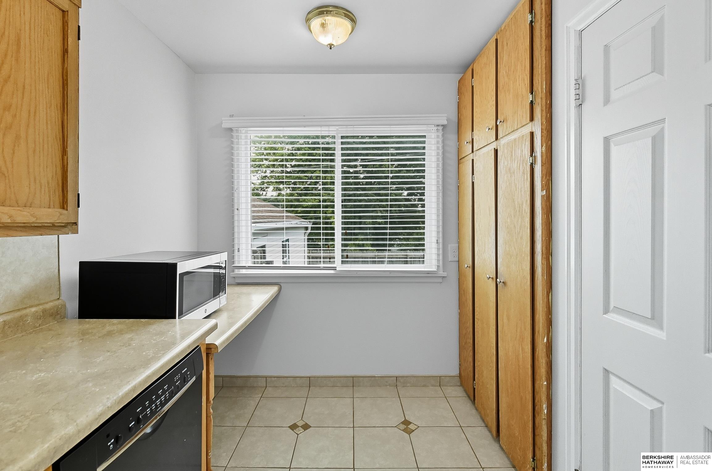 Omaha, Nebraska 68106, United States, 2 Bedrooms Bedrooms, ,1 BathroomBathrooms,Residential,Pending,216258