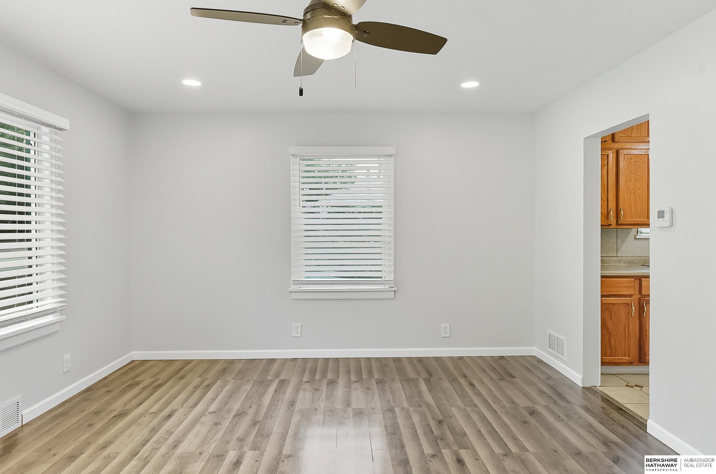 Omaha, Nebraska 68106, United States, 2 Bedrooms Bedrooms, ,1 BathroomBathrooms,Residential,Pending,216258