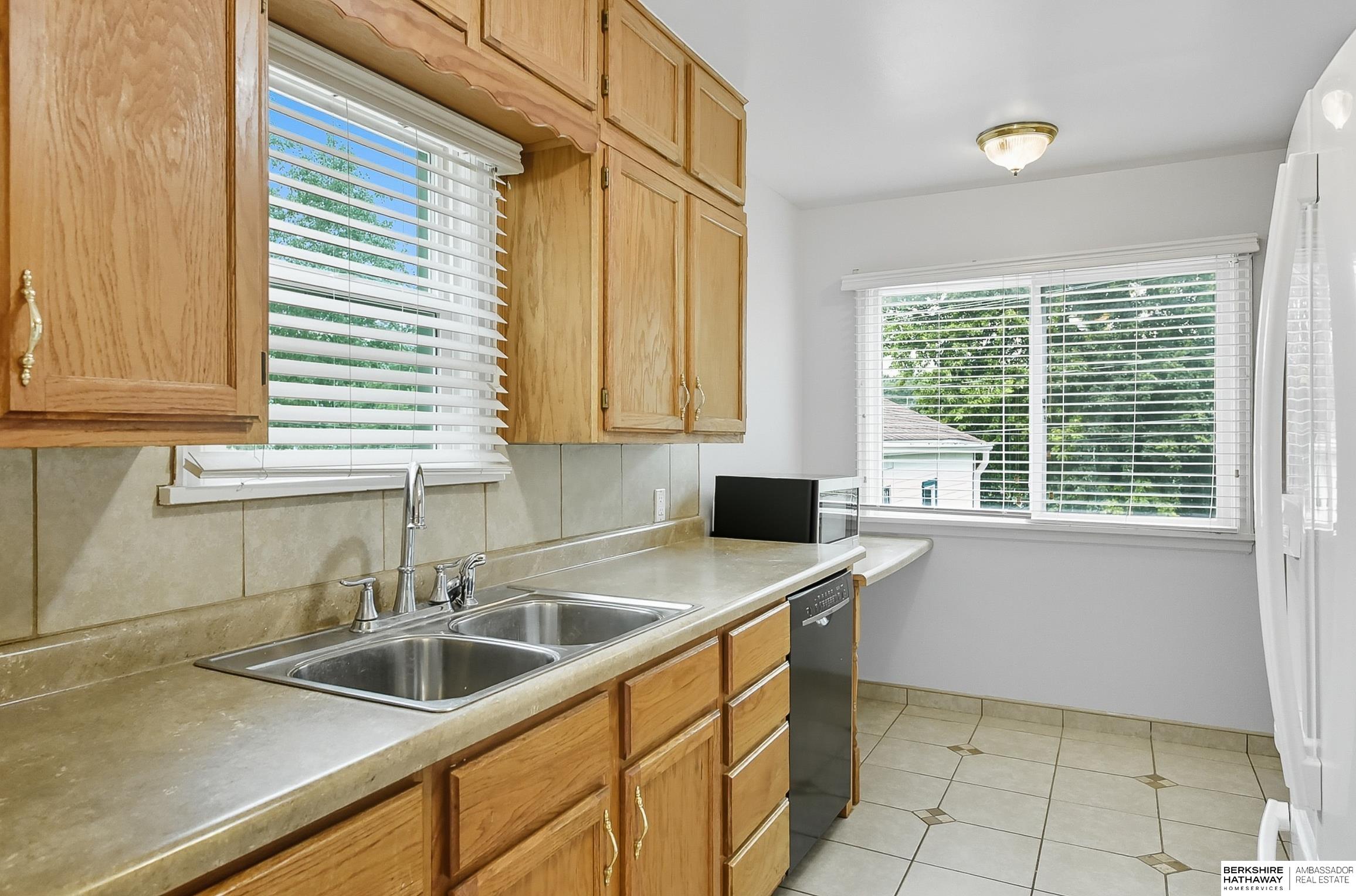 Omaha, Nebraska 68106, United States, 2 Bedrooms Bedrooms, ,1 BathroomBathrooms,Residential,Pending,216258