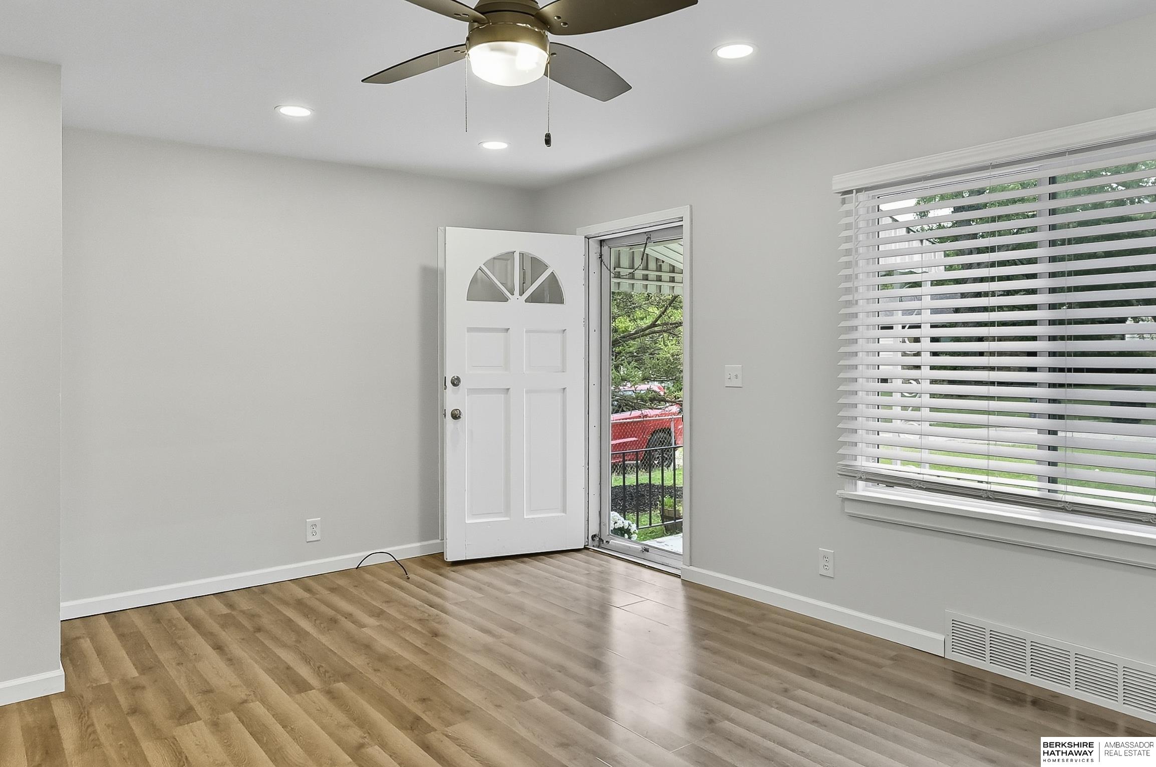 Omaha, Nebraska 68106, United States, 2 Bedrooms Bedrooms, ,1 BathroomBathrooms,Residential,Pending,216258