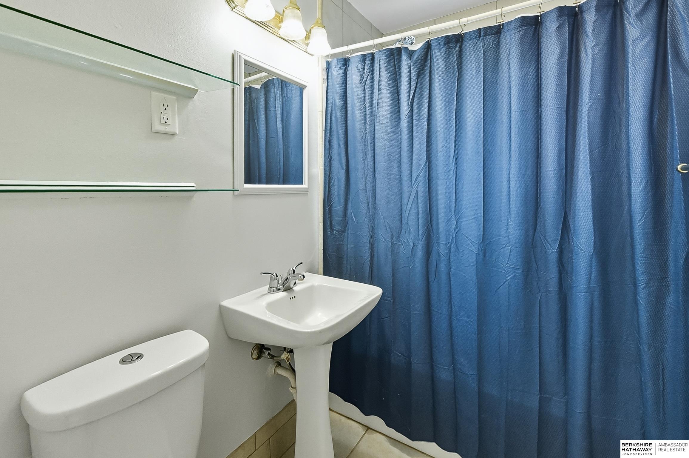 Omaha, Nebraska 68106, United States, 2 Bedrooms Bedrooms, ,1 BathroomBathrooms,Residential,Pending,216258