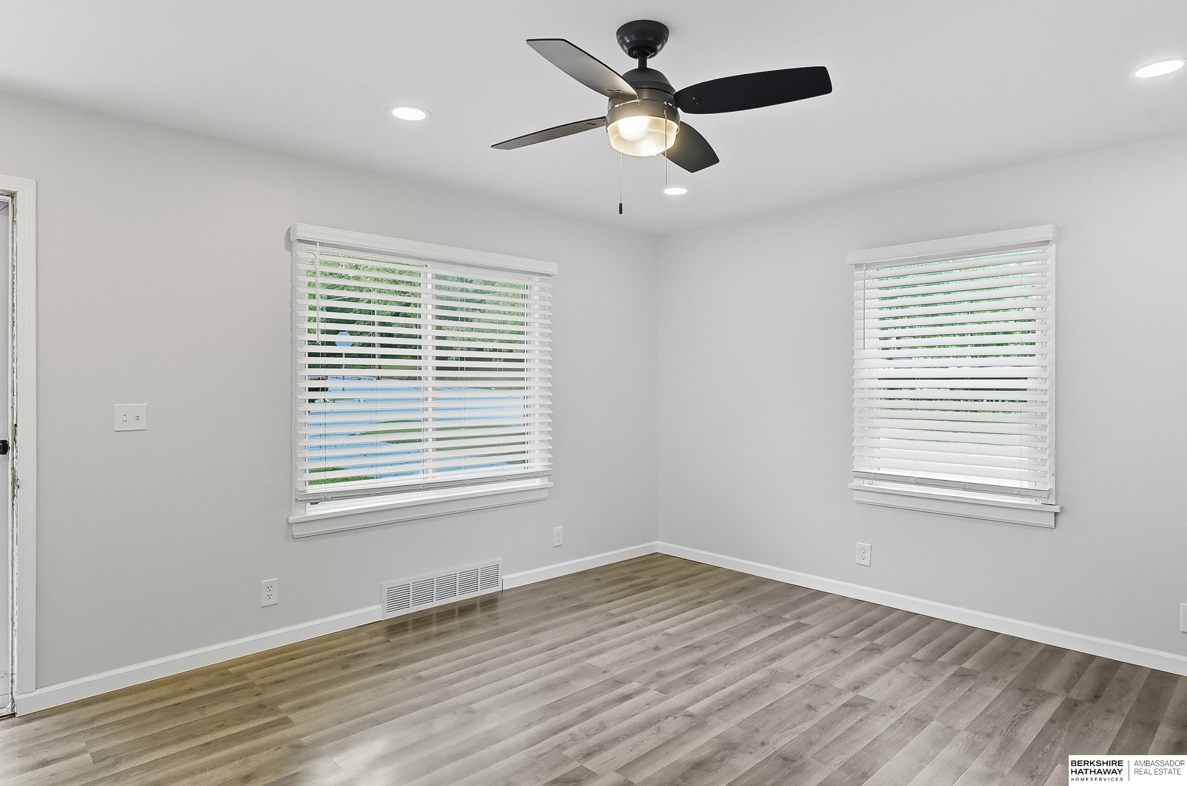 Omaha, Nebraska 68106, United States, 2 Bedrooms Bedrooms, ,1 BathroomBathrooms,Residential,Pending,216258