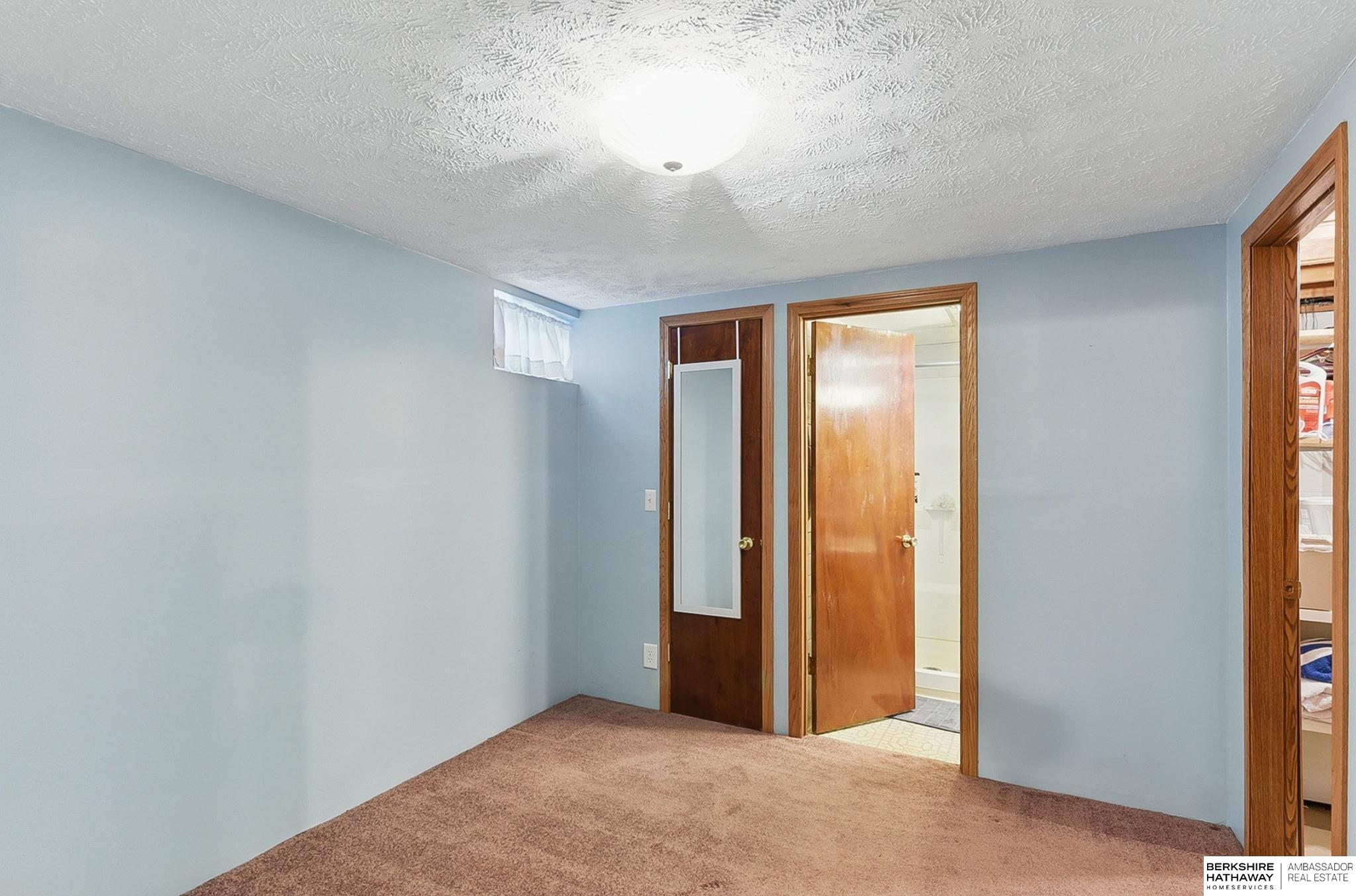 Council Bluffs, Iowa 51501, United States, 3 Bedrooms Bedrooms, ,2 BathroomsBathrooms,Residential,Pending,143042