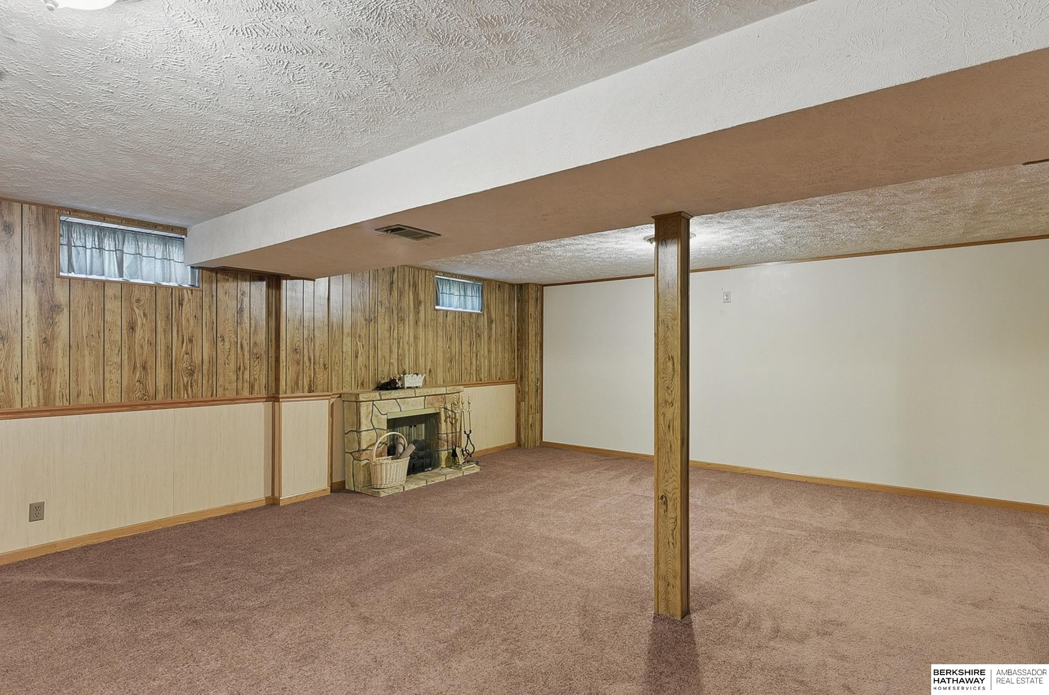 Council Bluffs, Iowa 51501, United States, 3 Bedrooms Bedrooms, ,2 BathroomsBathrooms,Residential,Pending,143042