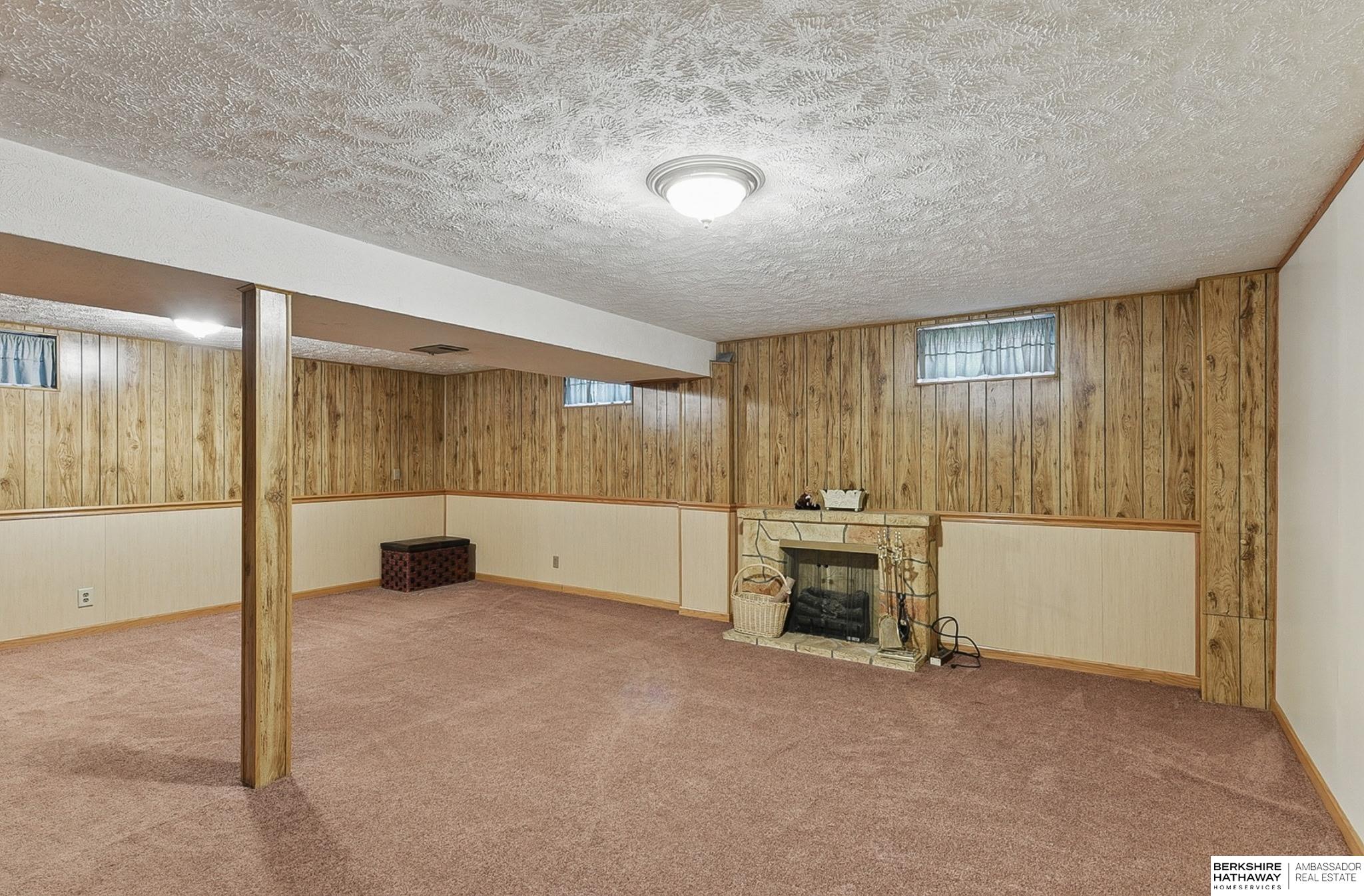 Council Bluffs, Iowa 51501, United States, 3 Bedrooms Bedrooms, ,2 BathroomsBathrooms,Residential,Pending,143042