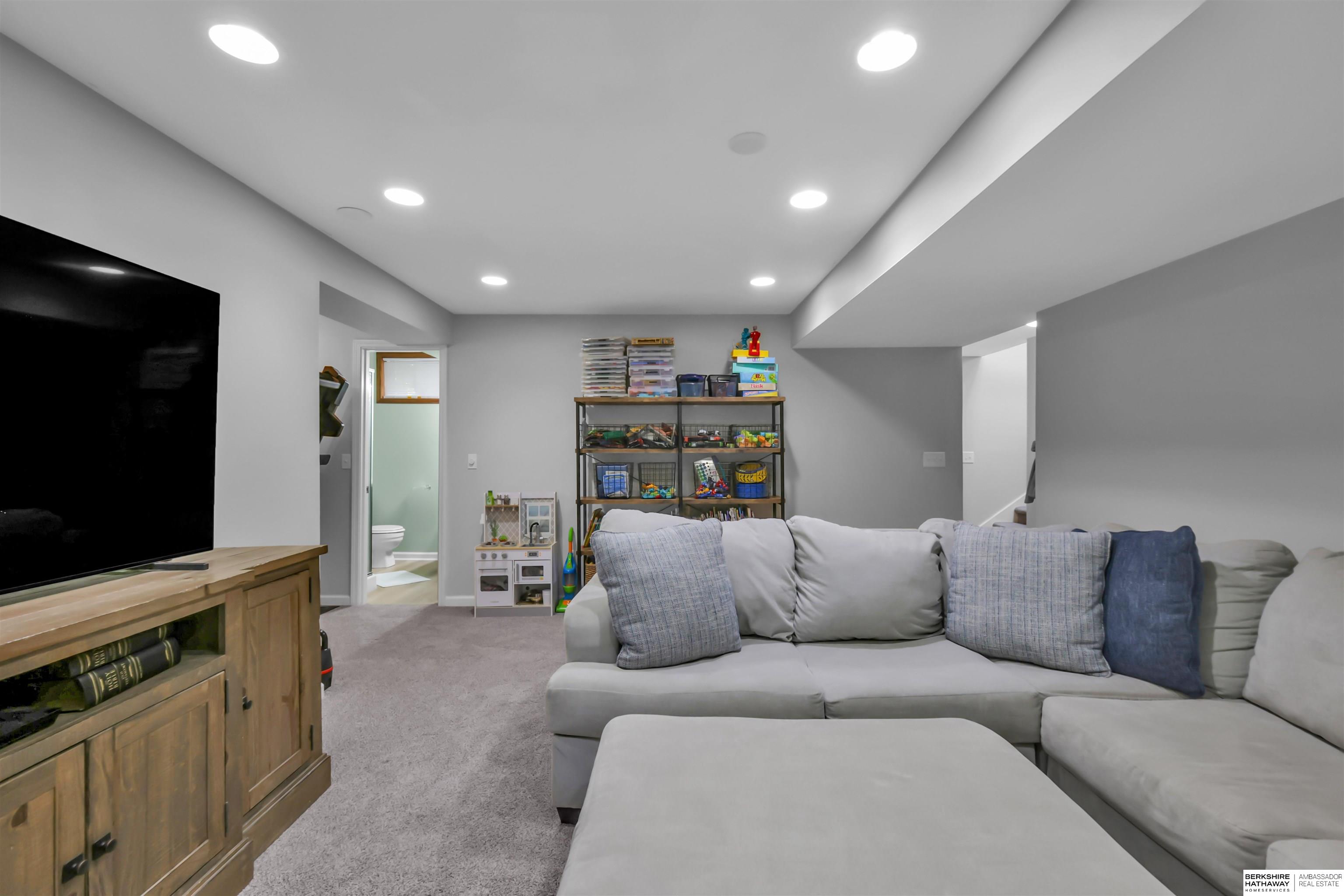 Omaha, Nebraska 68154, United States, 4 Bedrooms Bedrooms, ,2 BathroomsBathrooms,Residential,Pending,126081