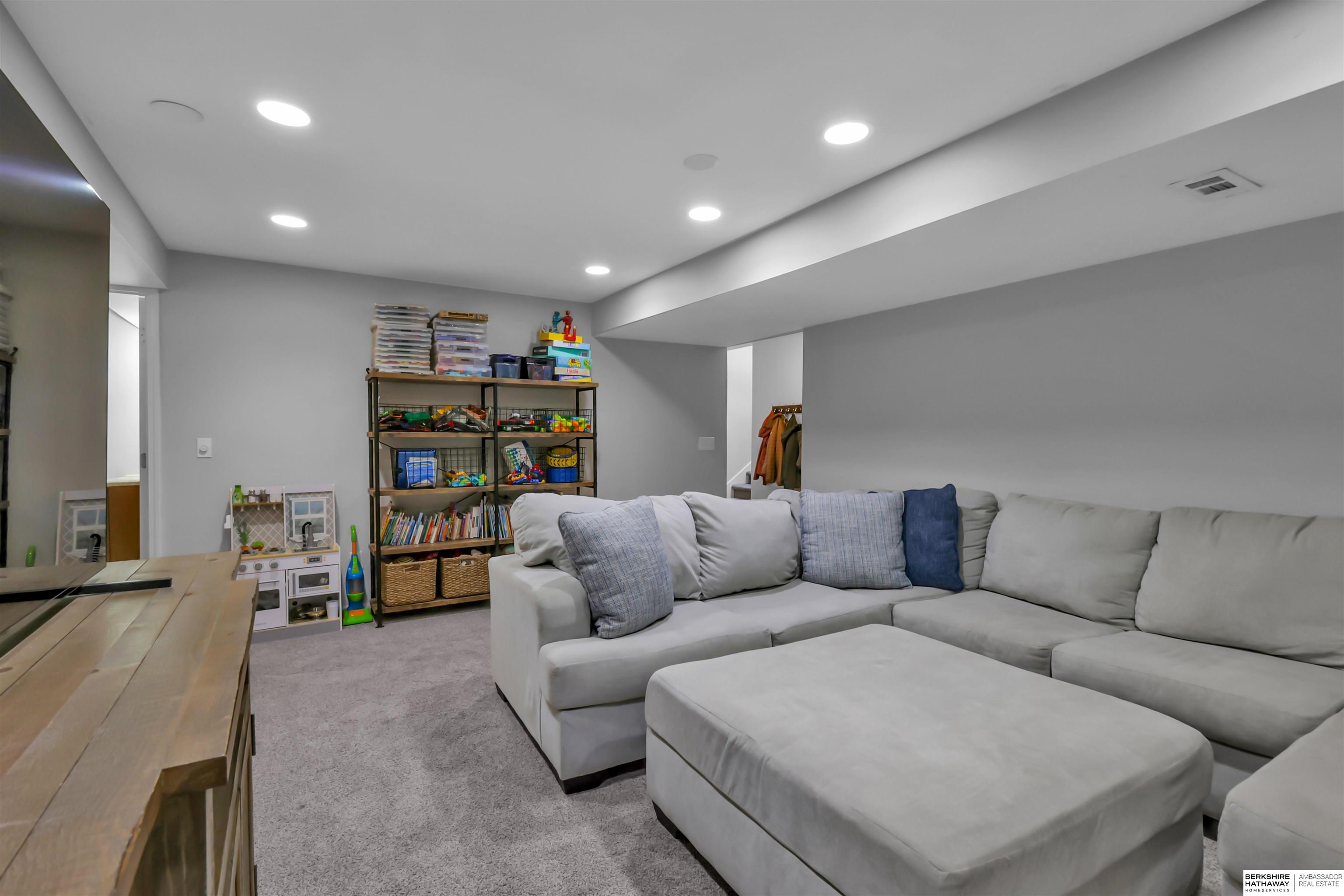 Omaha, Nebraska 68154, United States, 4 Bedrooms Bedrooms, ,2 BathroomsBathrooms,Residential,Pending,126081