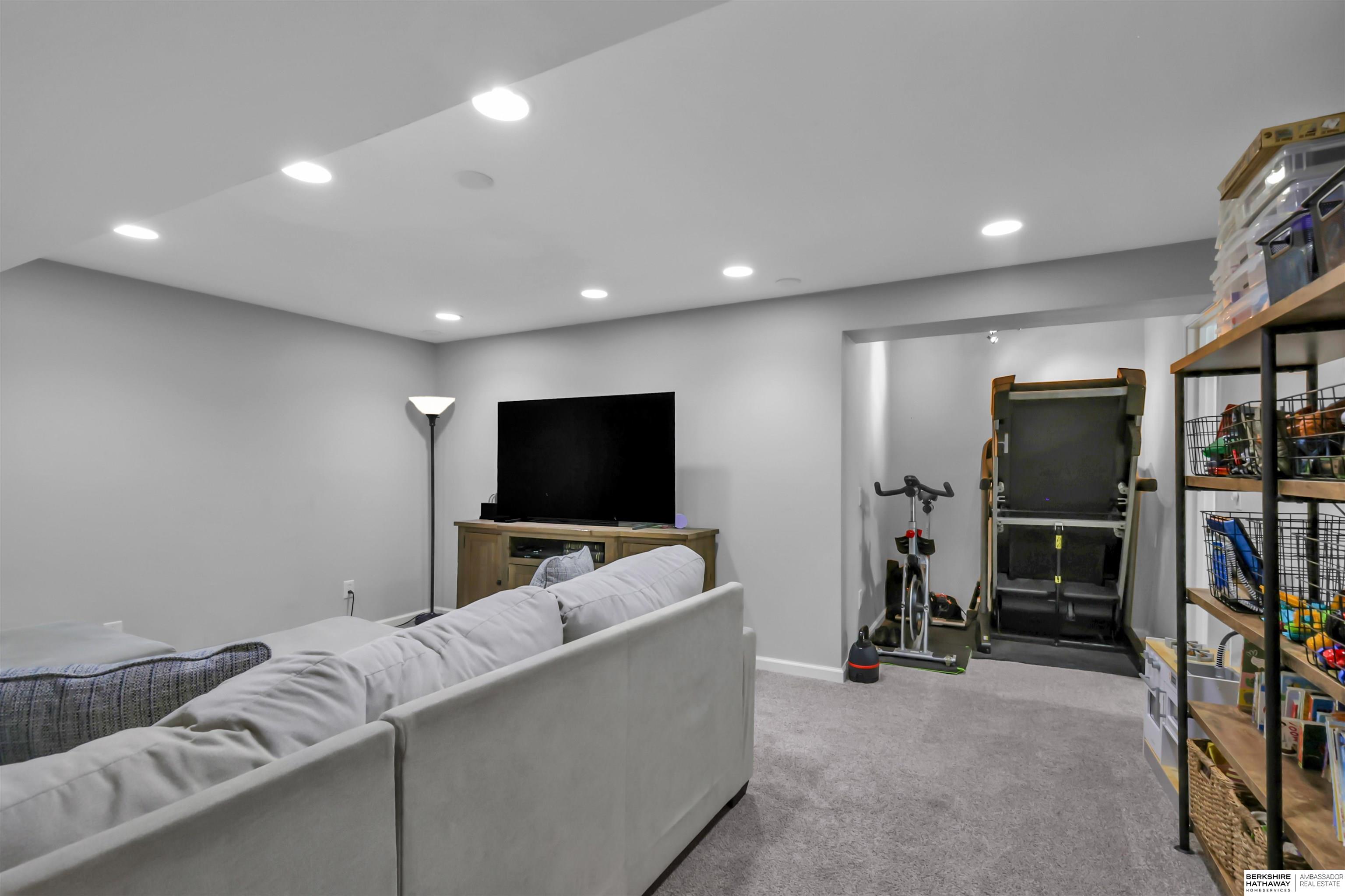 Omaha, Nebraska 68154, United States, 4 Bedrooms Bedrooms, ,2 BathroomsBathrooms,Residential,Pending,126081