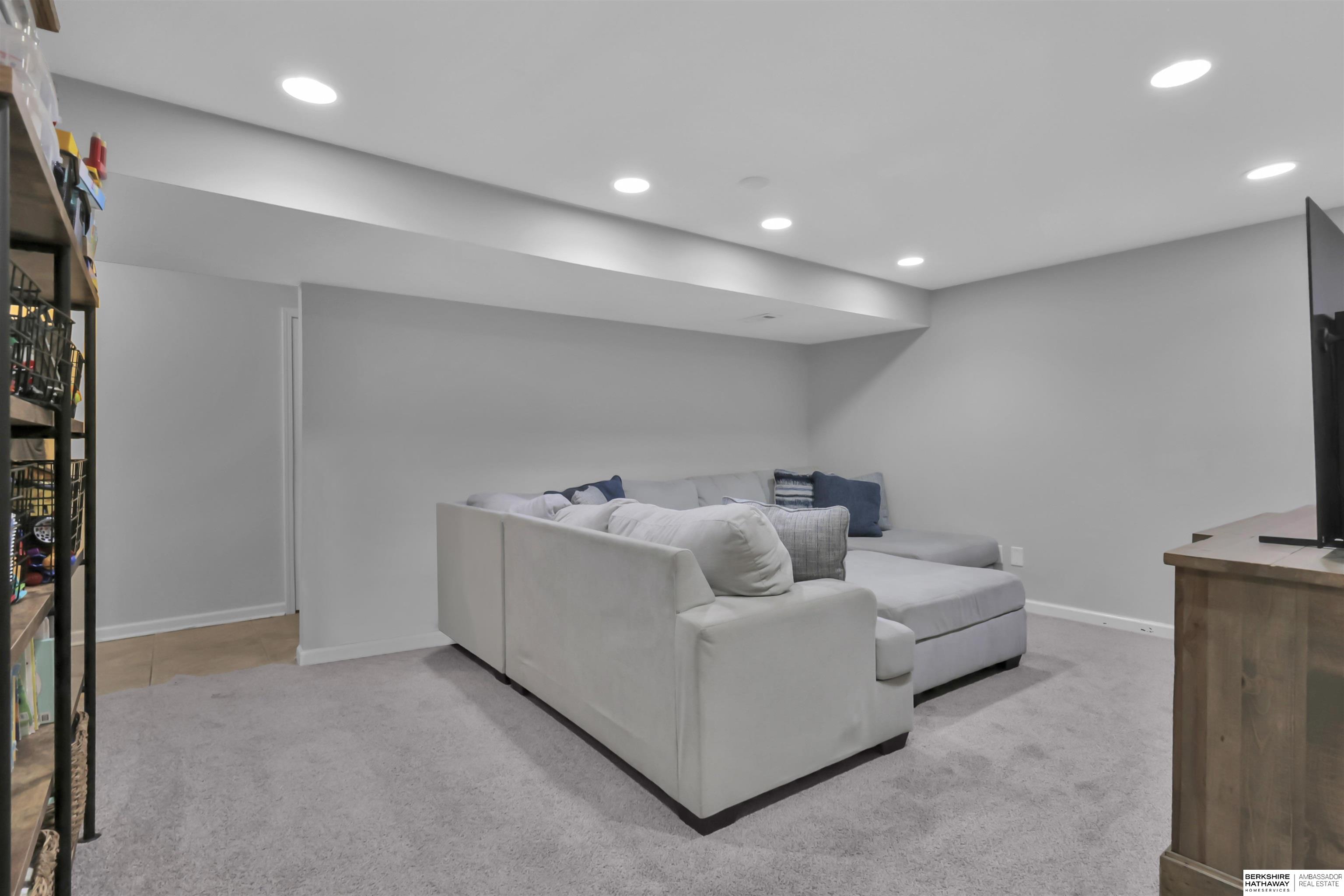 Omaha, Nebraska 68154, United States, 4 Bedrooms Bedrooms, ,2 BathroomsBathrooms,Residential,Pending,126081