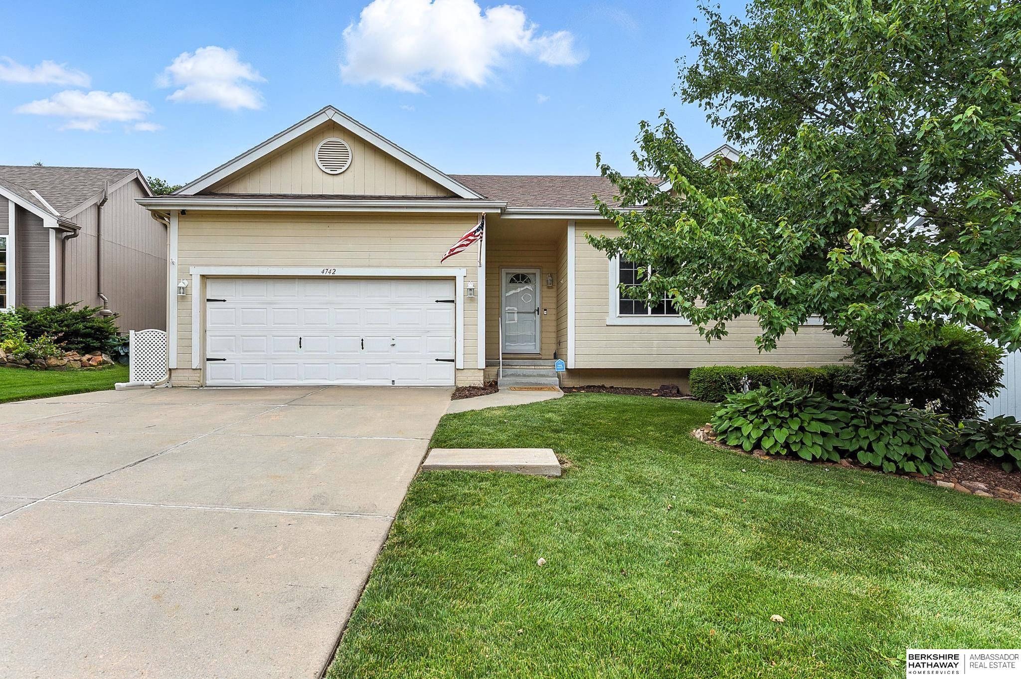 Omaha, Nebraska 68116, United States, 4 Bedrooms Bedrooms, ,3 BathroomsBathrooms,Residential,Pending,155159