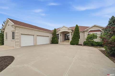 Photo of 2555 Southview Circle, Lincoln, NE 68512 (MLS # 22621077)