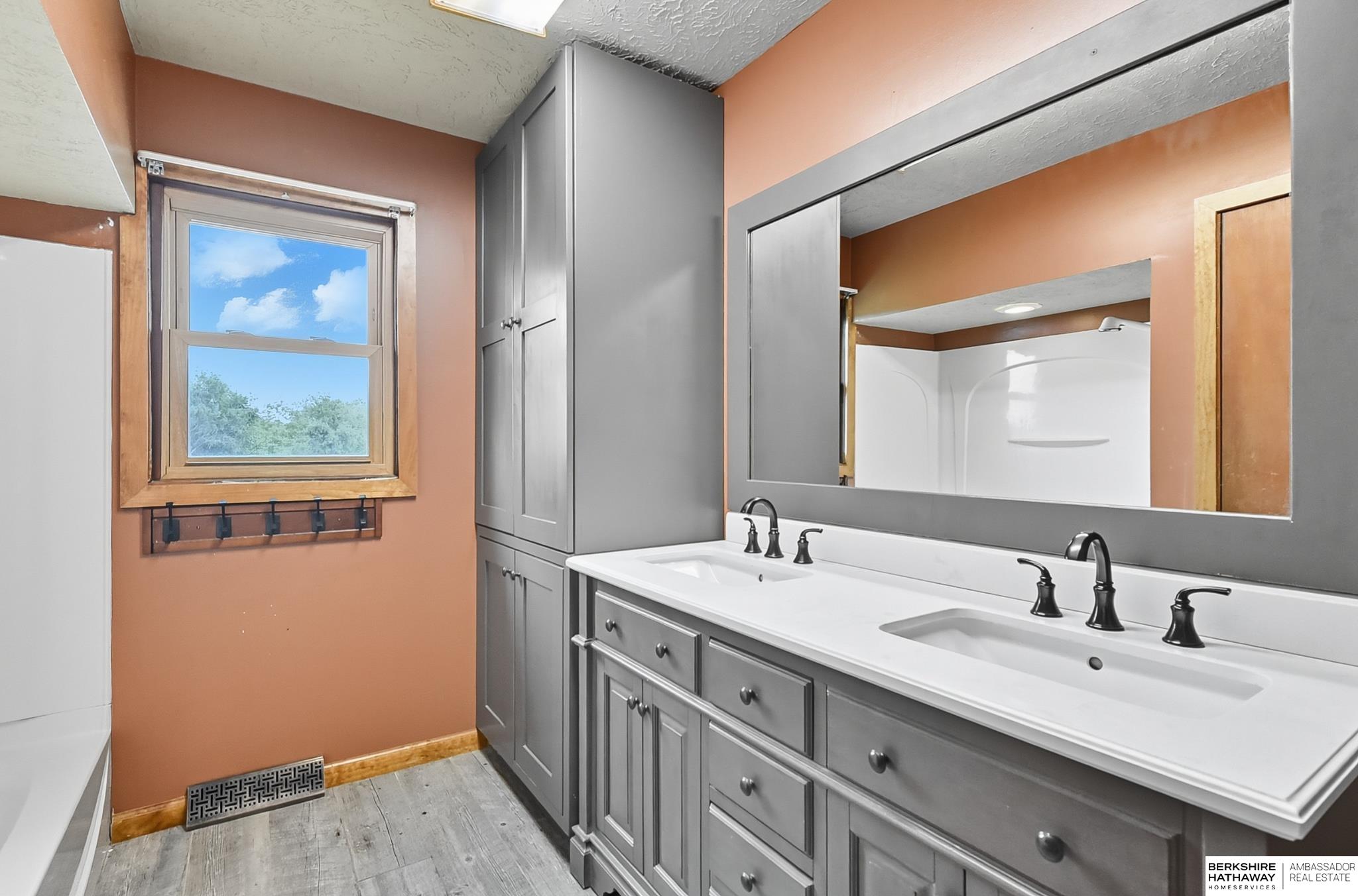 Arlington, Nebraska 68002, United States, 5 Bedrooms Bedrooms, ,2 BathroomsBathrooms,Residential,Active,207499