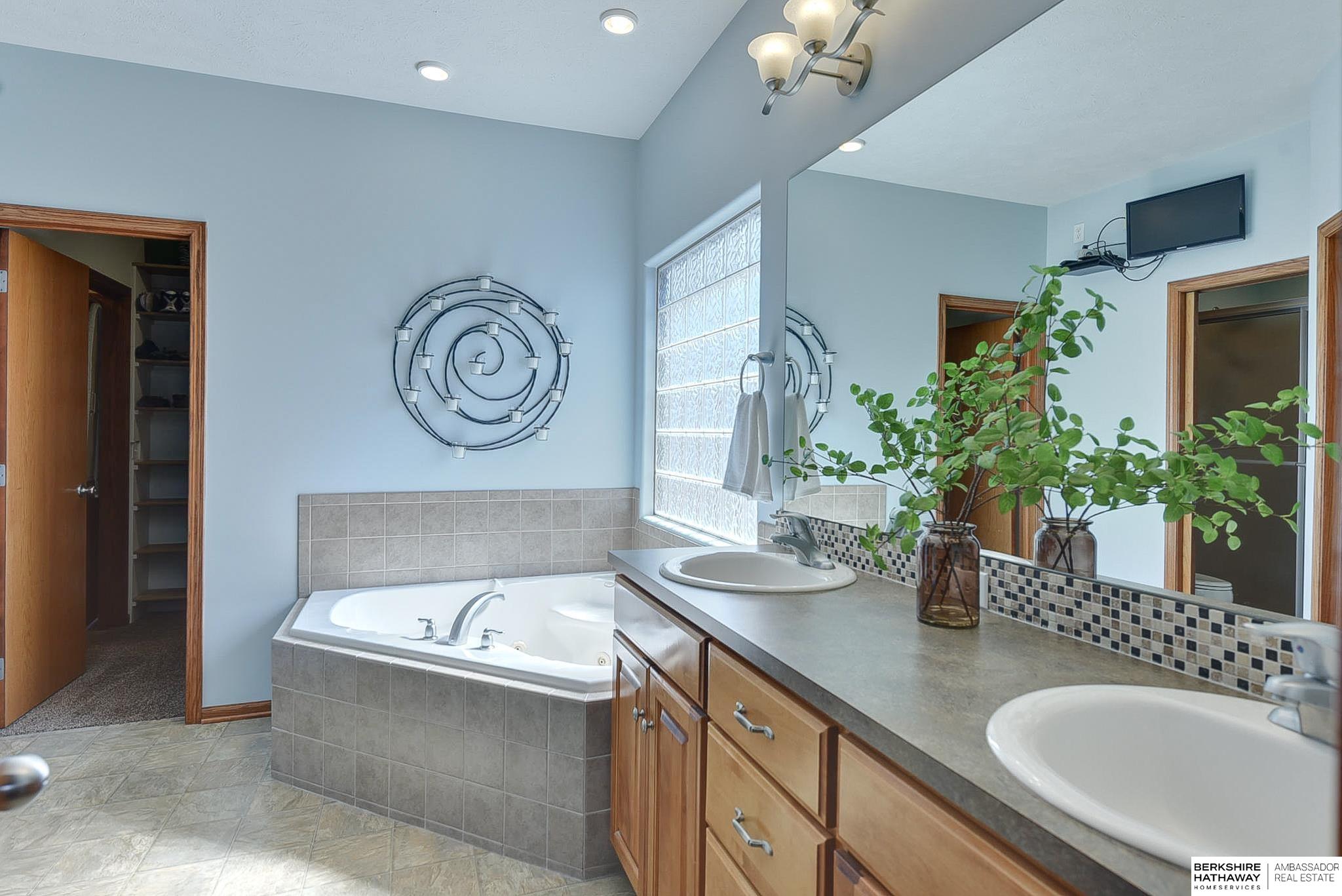 Omaha, Nebraska 68130, United States, 3 Bedrooms Bedrooms, ,3 BathroomsBathrooms,Residential,Active,111590