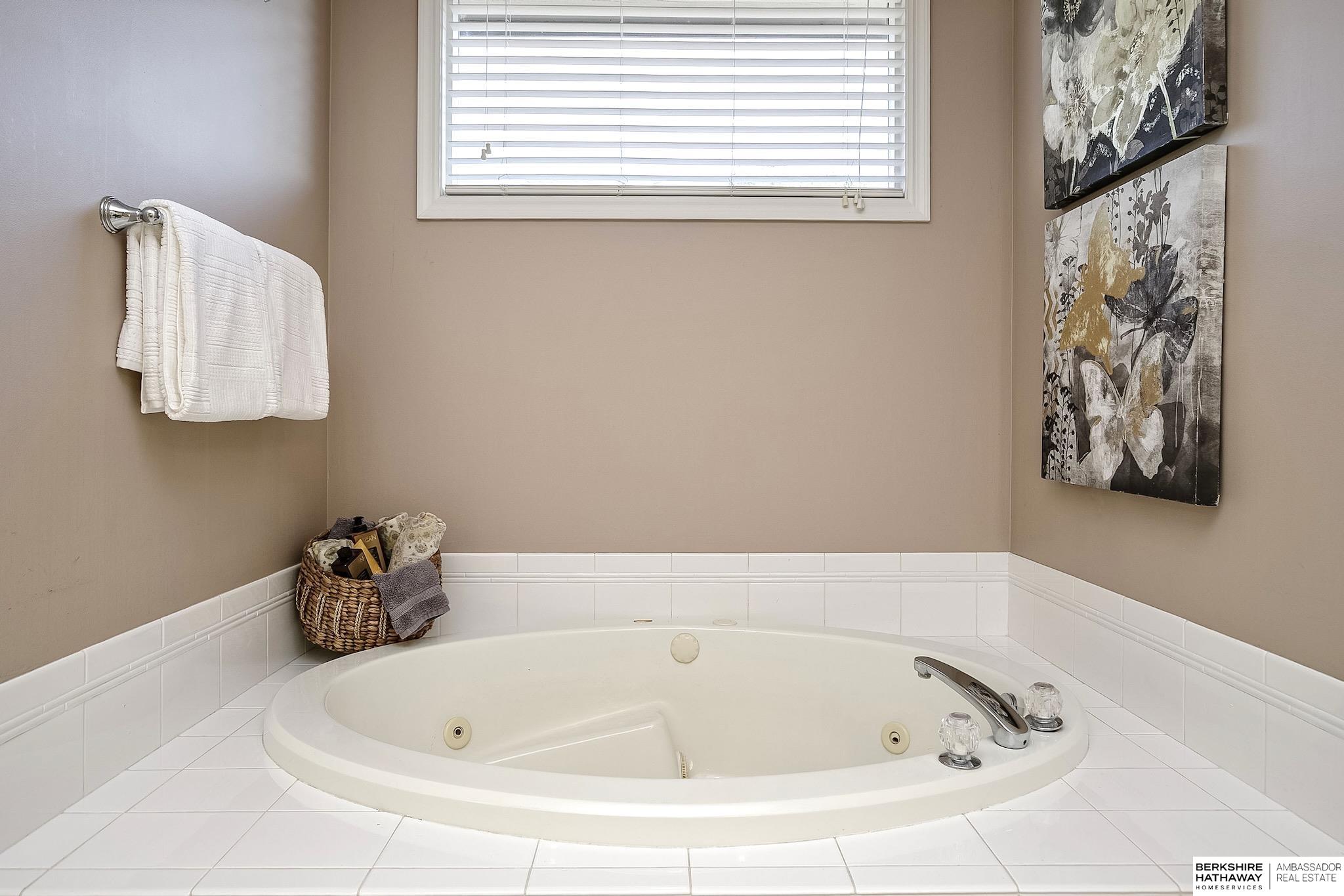 Omaha, Nebraska 68116, United States, 5 Bedrooms Bedrooms, ,4 BathroomsBathrooms,Residential,Active,220771