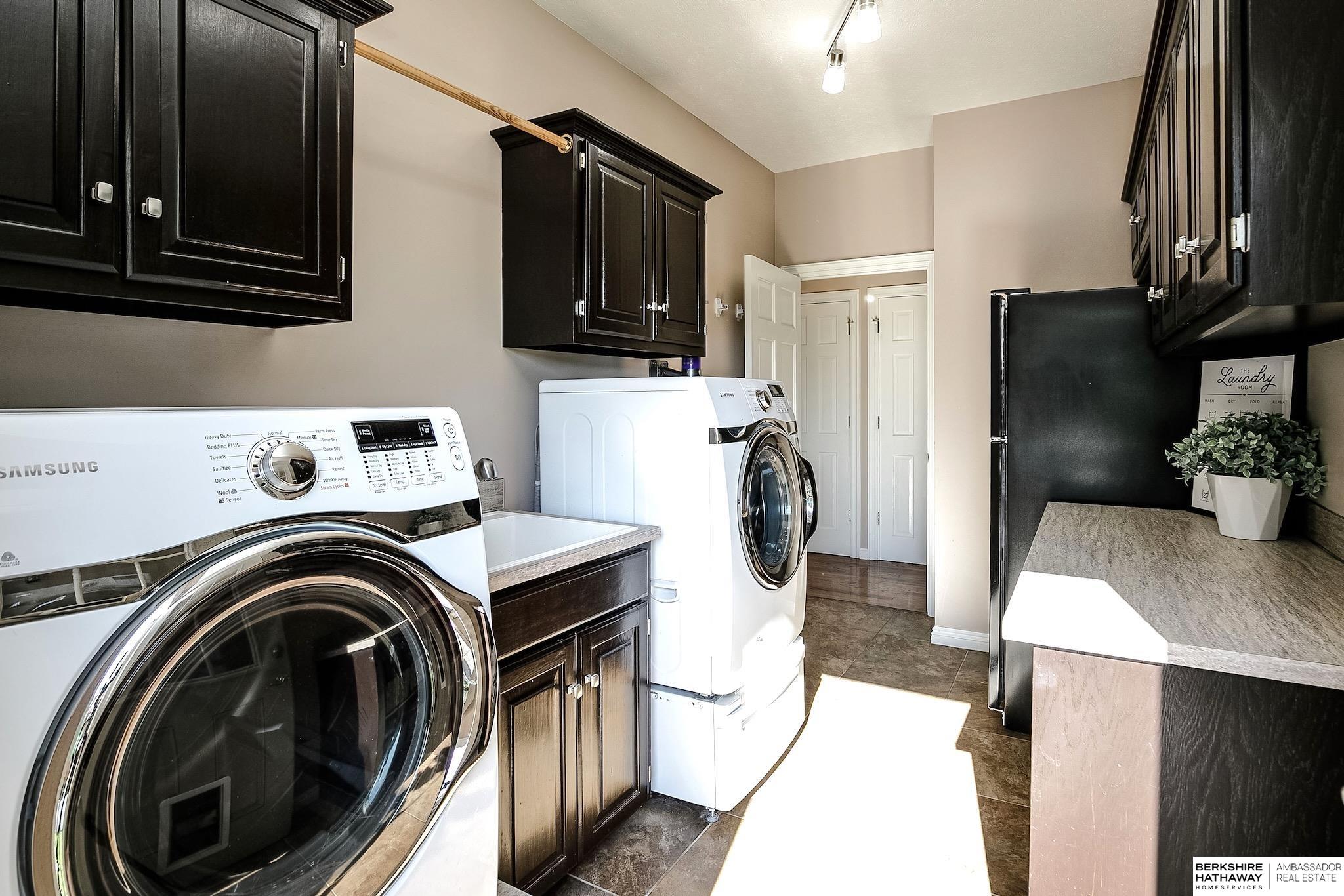 Omaha, Nebraska 68116, United States, 5 Bedrooms Bedrooms, ,4 BathroomsBathrooms,Residential,Active,220771