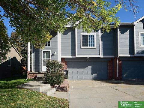 Photo of 1104 Gold Coast Road, Papillion, NE 68016 (MLS # 22530483)