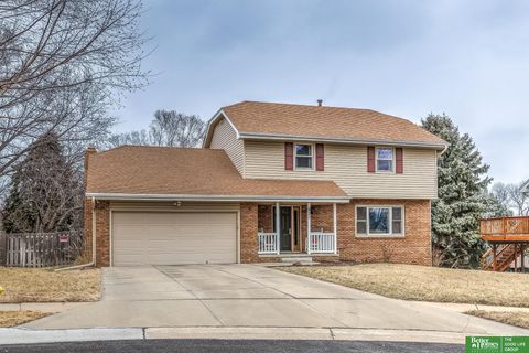 Photo of 920 Oxford Circle, Papillion, NE 68046 (MLS # 22603300)