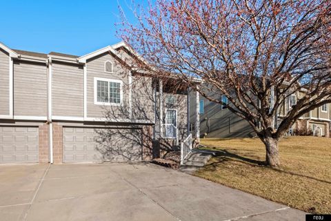 Photo of 1018 Gold Coast Road, Papillion, NE 68046 (MLS # 22600996)