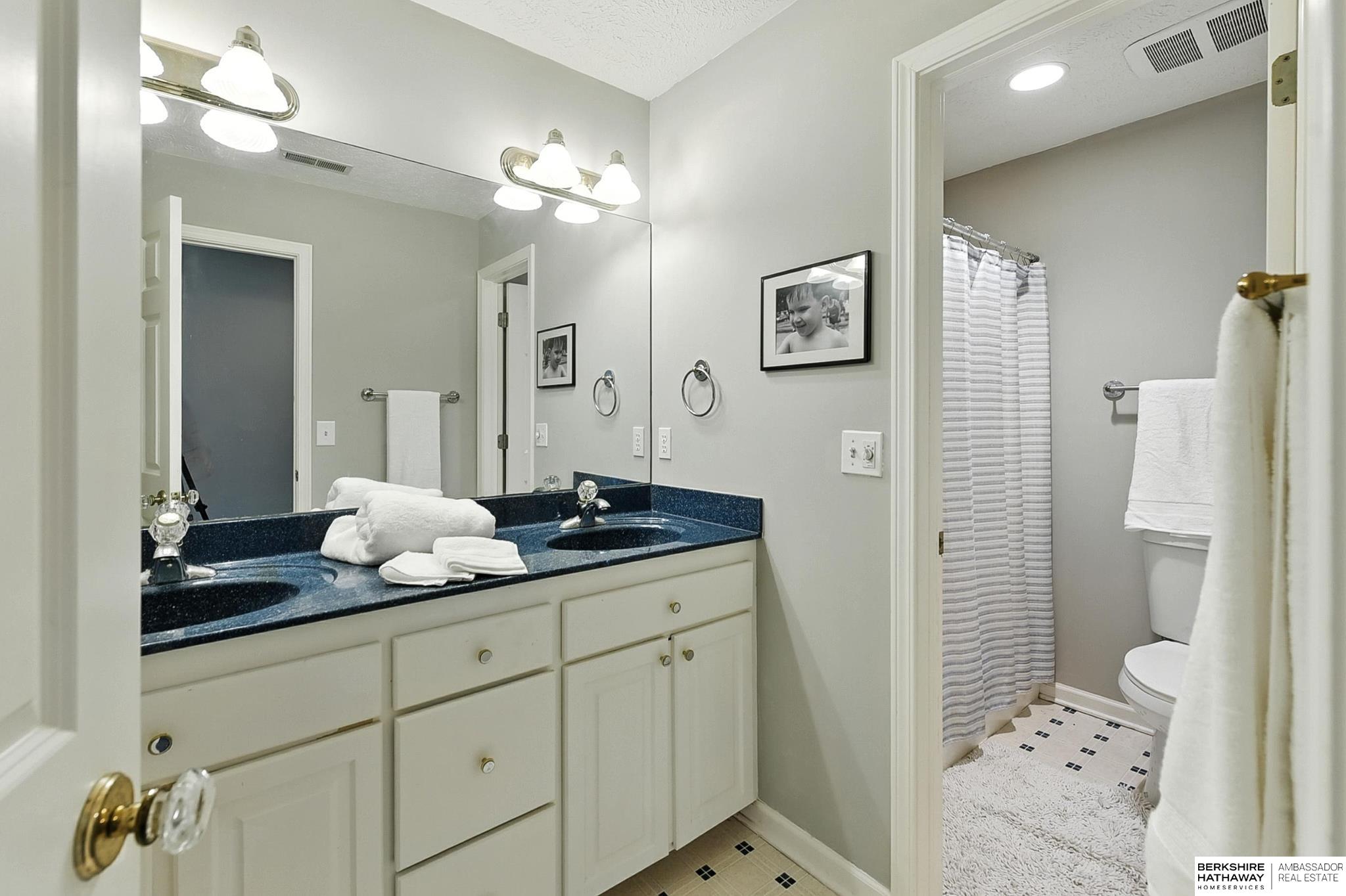 Bennington, Nebraska 68007, United States, 6 Bedrooms Bedrooms, ,4 BathroomsBathrooms,Residential,Pending,180952