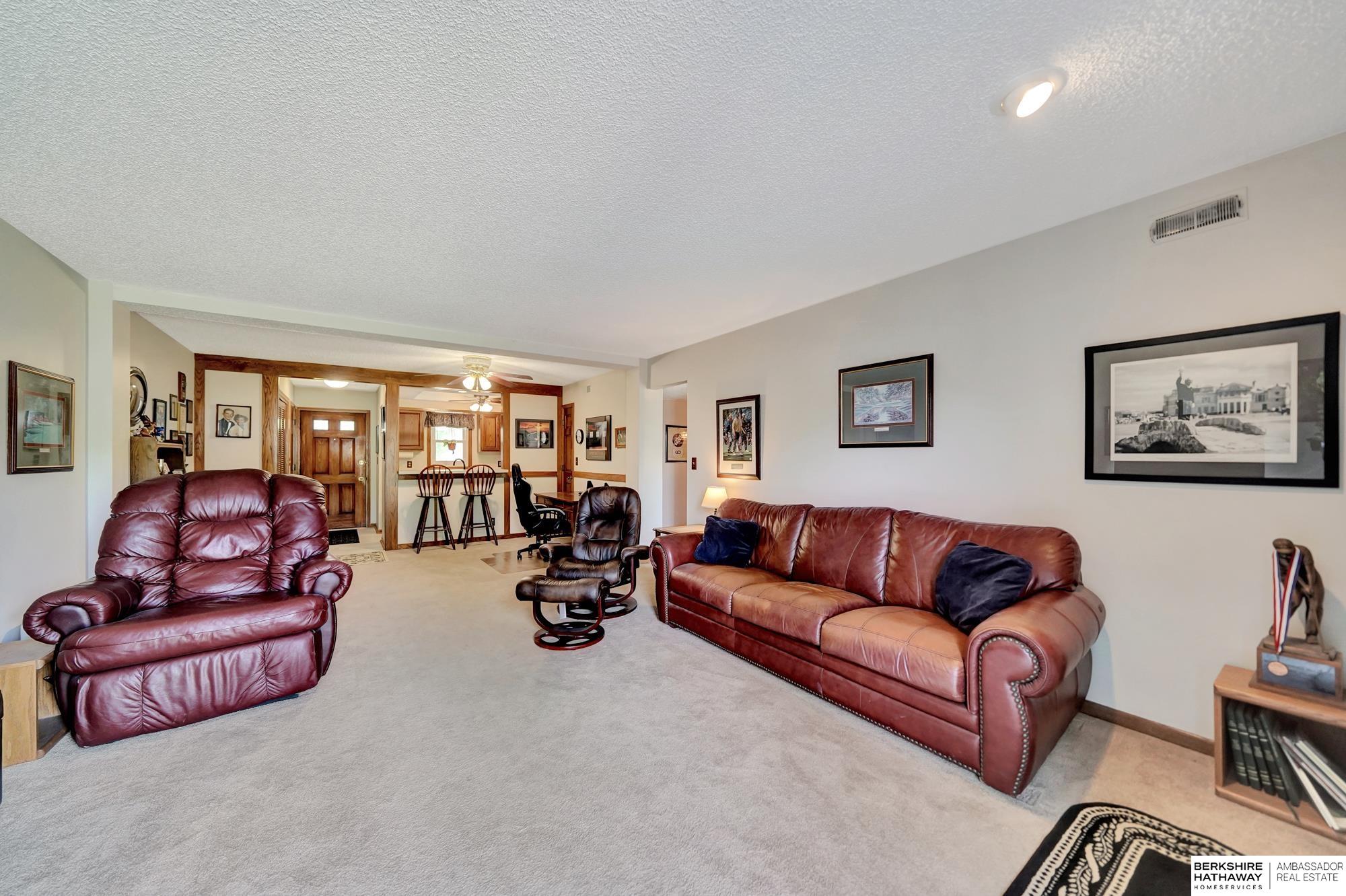 Lincoln, Nebraska 68510, United States, 2 Bedrooms Bedrooms, ,2 BathroomsBathrooms,Residential,Pending,126218