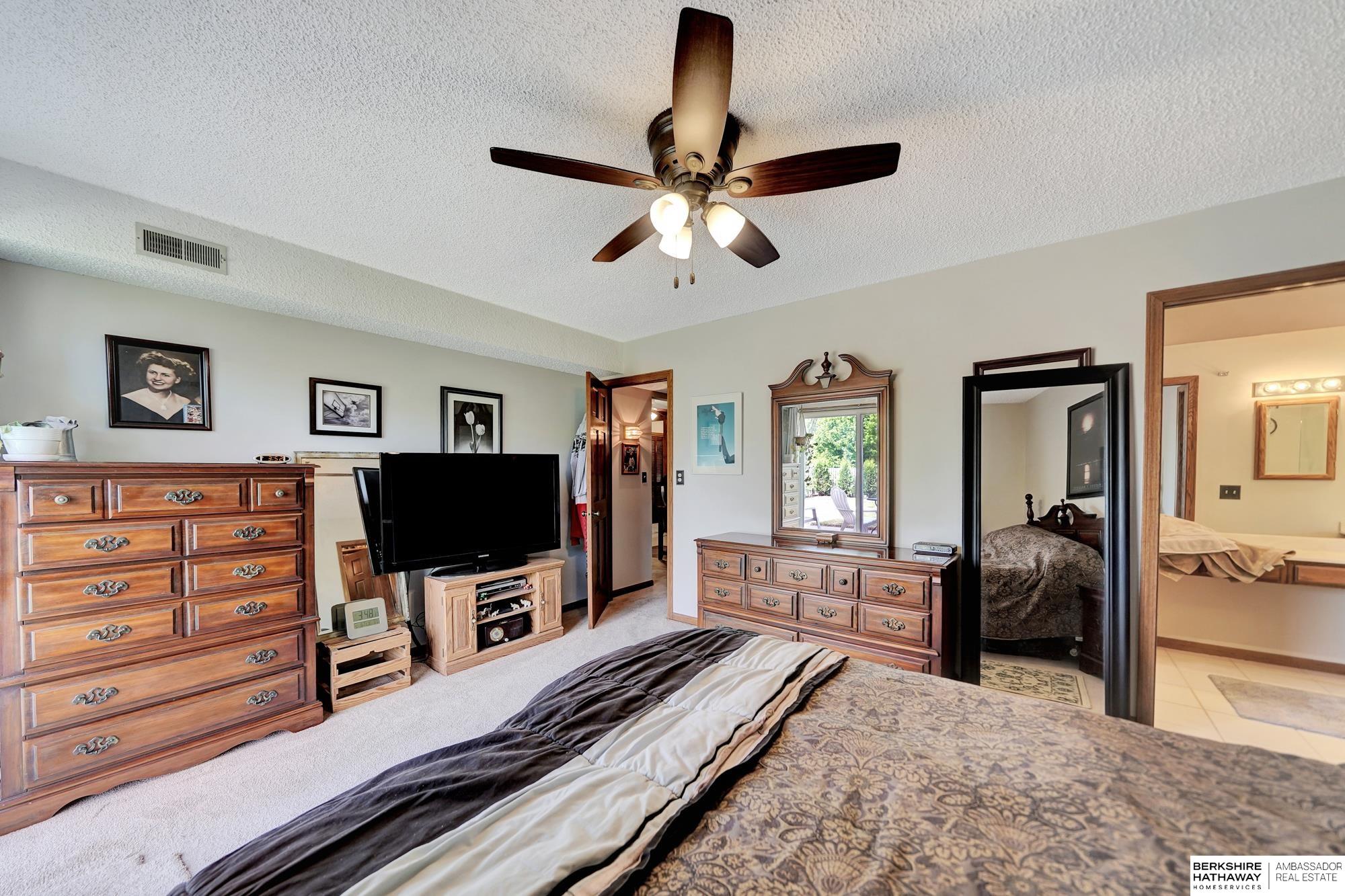 Lincoln, Nebraska 68510, United States, 2 Bedrooms Bedrooms, ,2 BathroomsBathrooms,Residential,Pending,126218