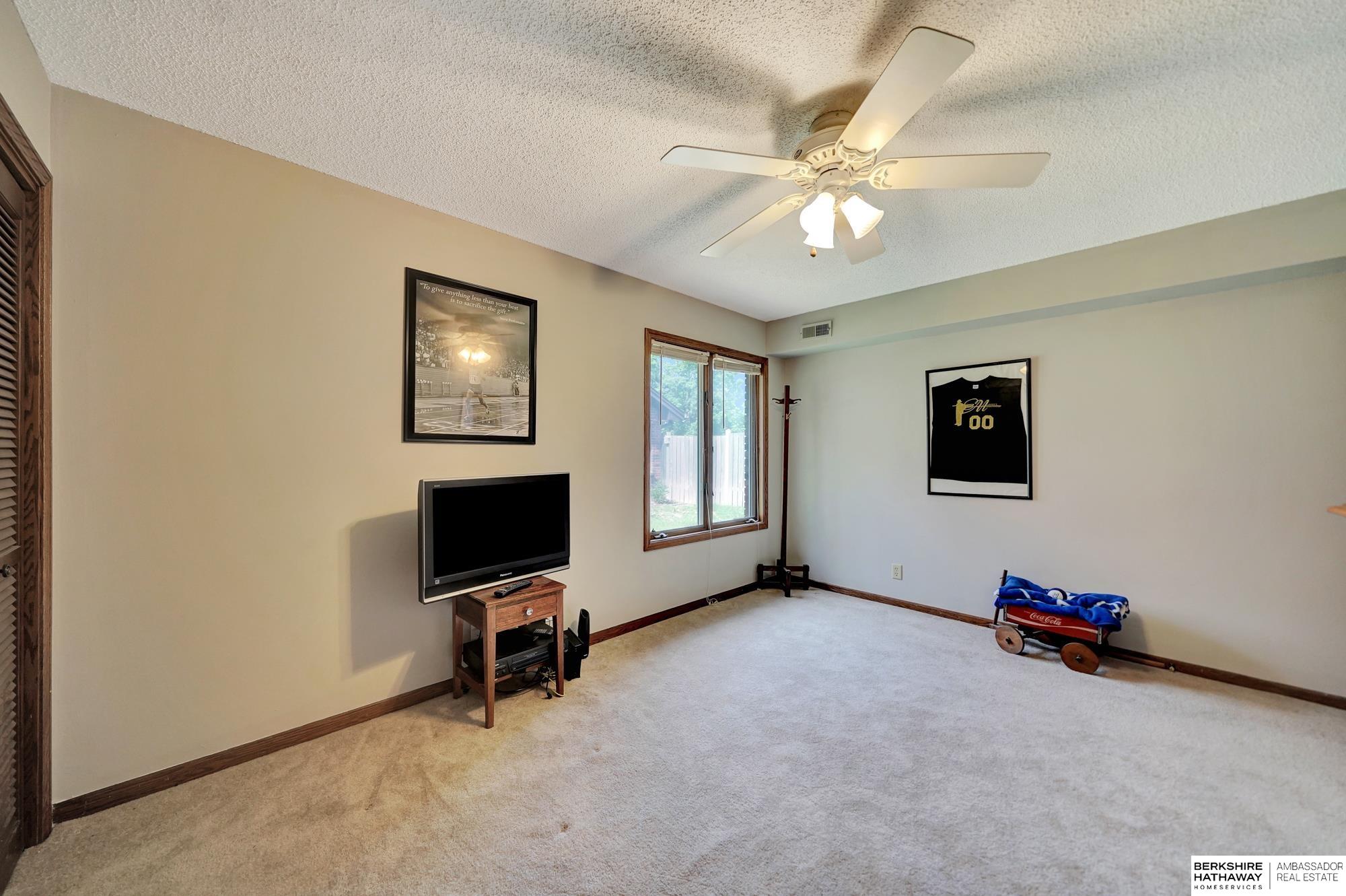 Lincoln, Nebraska 68510, United States, 2 Bedrooms Bedrooms, ,2 BathroomsBathrooms,Residential,Pending,126218