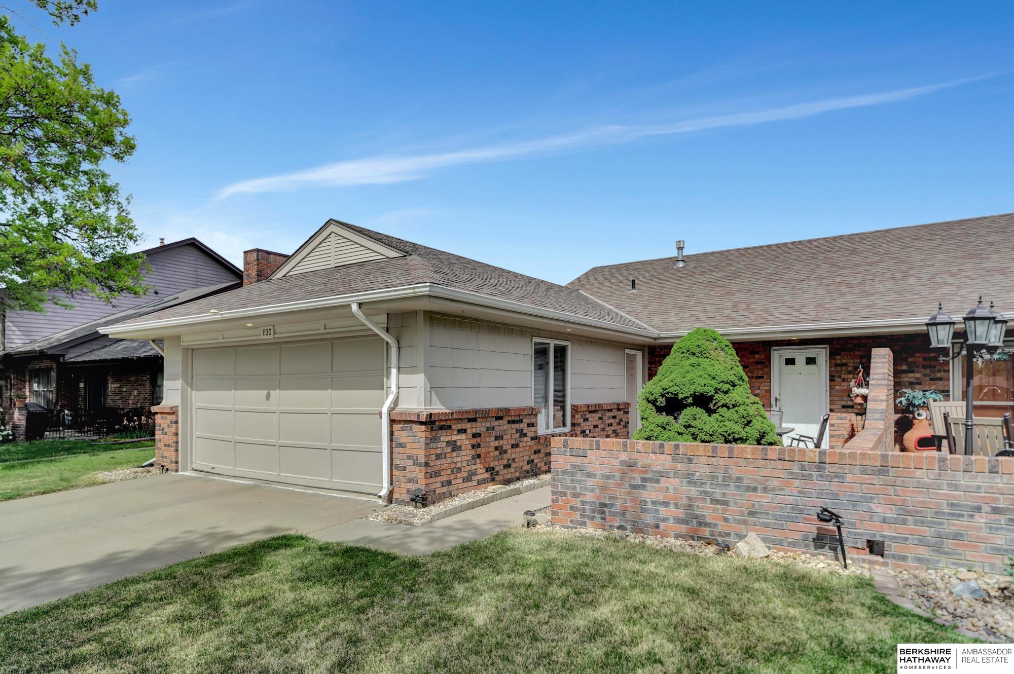 Lincoln, Nebraska 68510, United States, 2 Bedrooms Bedrooms, ,2 BathroomsBathrooms,Residential,Pending,126218