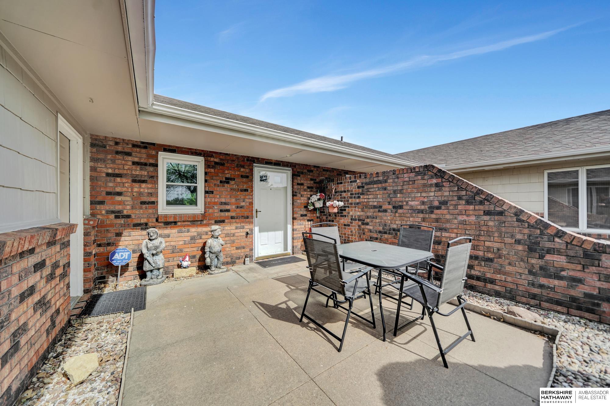 Lincoln, Nebraska 68510, United States, 2 Bedrooms Bedrooms, ,2 BathroomsBathrooms,Residential,Pending,126218