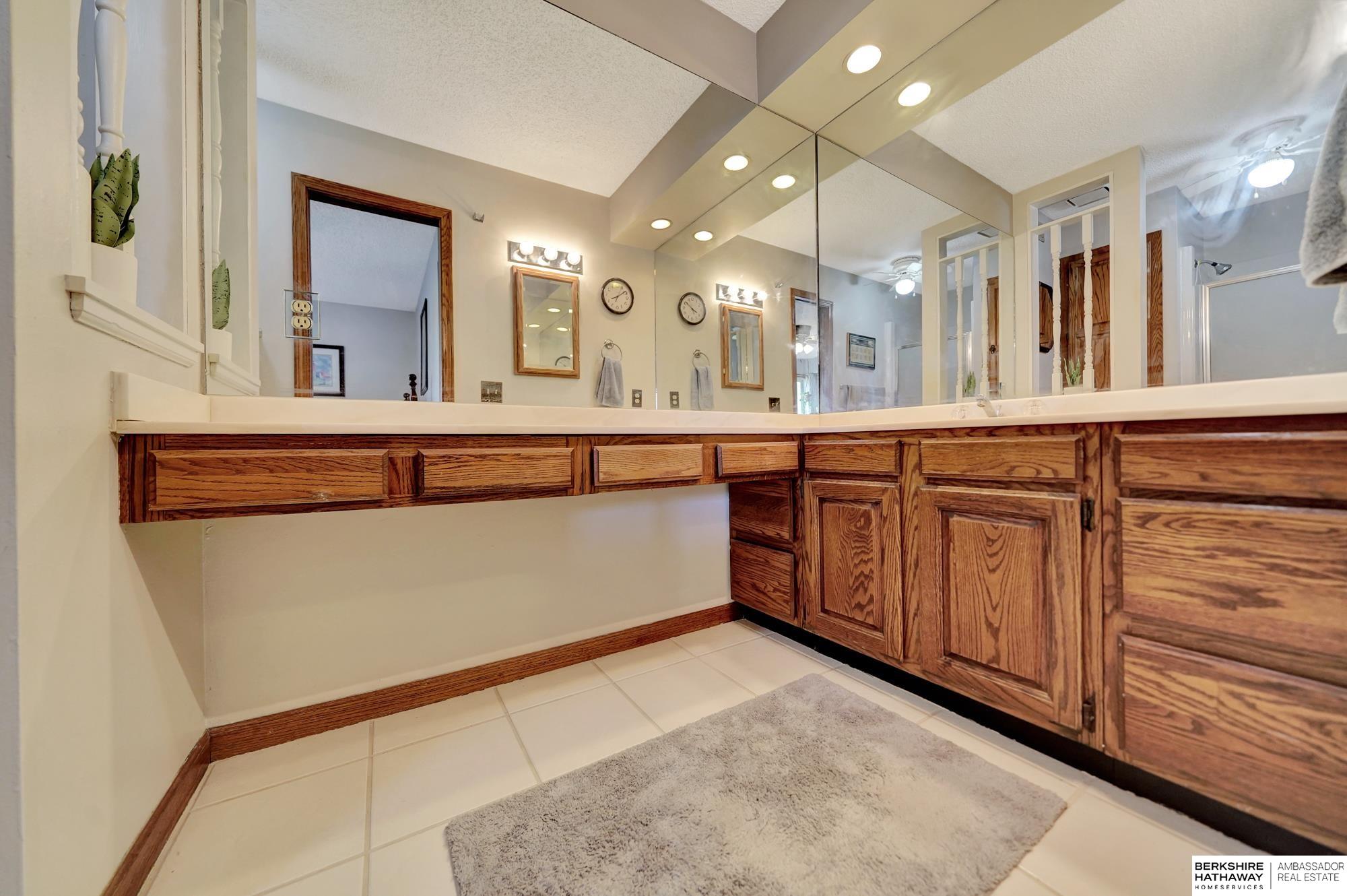 Lincoln, Nebraska 68510, United States, 2 Bedrooms Bedrooms, ,2 BathroomsBathrooms,Residential,Pending,126218