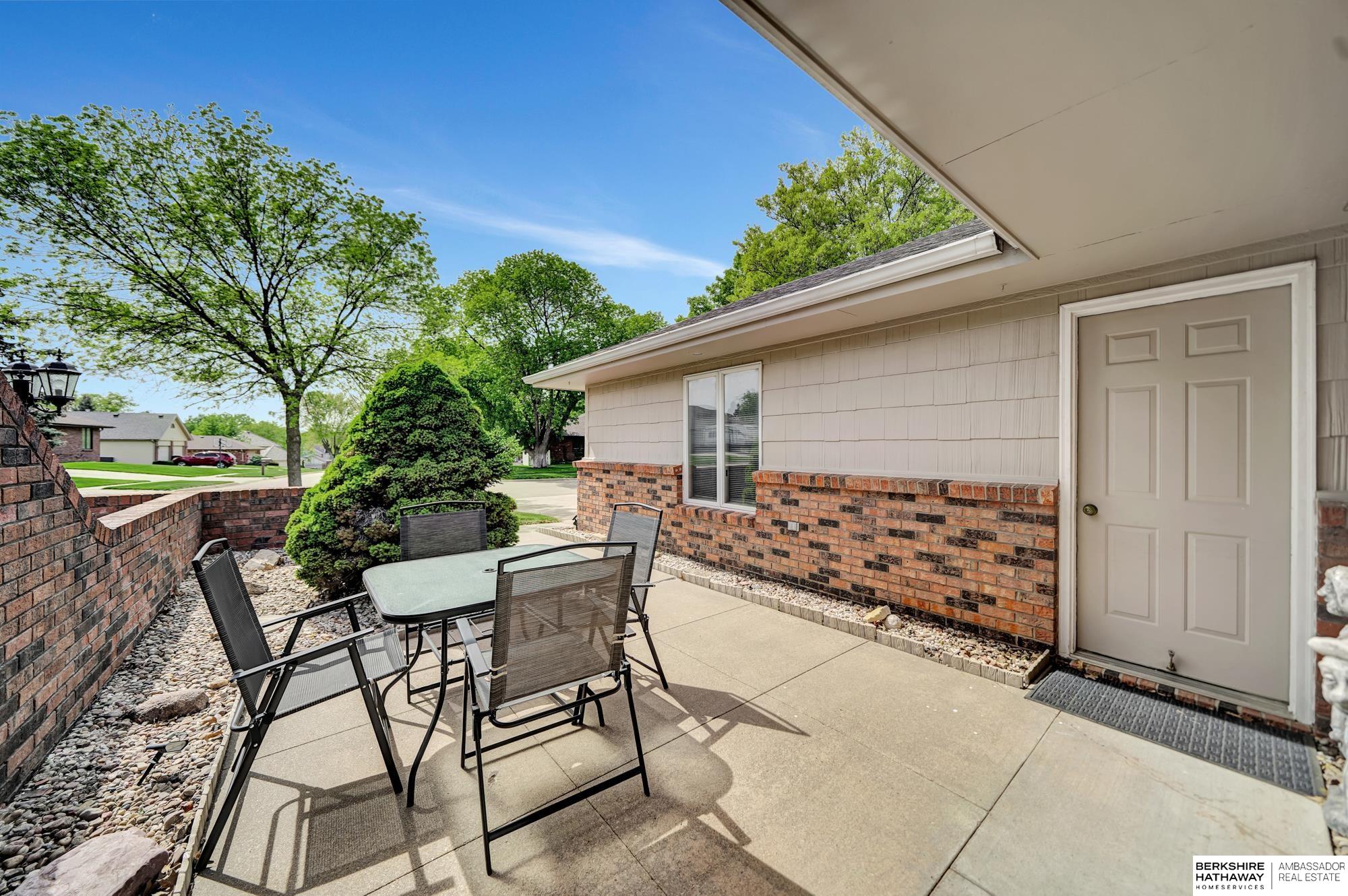 Lincoln, Nebraska 68510, United States, 2 Bedrooms Bedrooms, ,2 BathroomsBathrooms,Residential,Pending,126218