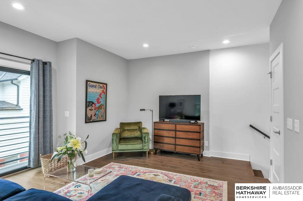 Omaha, Nebraska 68105, United States, 2 Bedrooms Bedrooms, ,3 BathroomsBathrooms,Residential,Active,217481