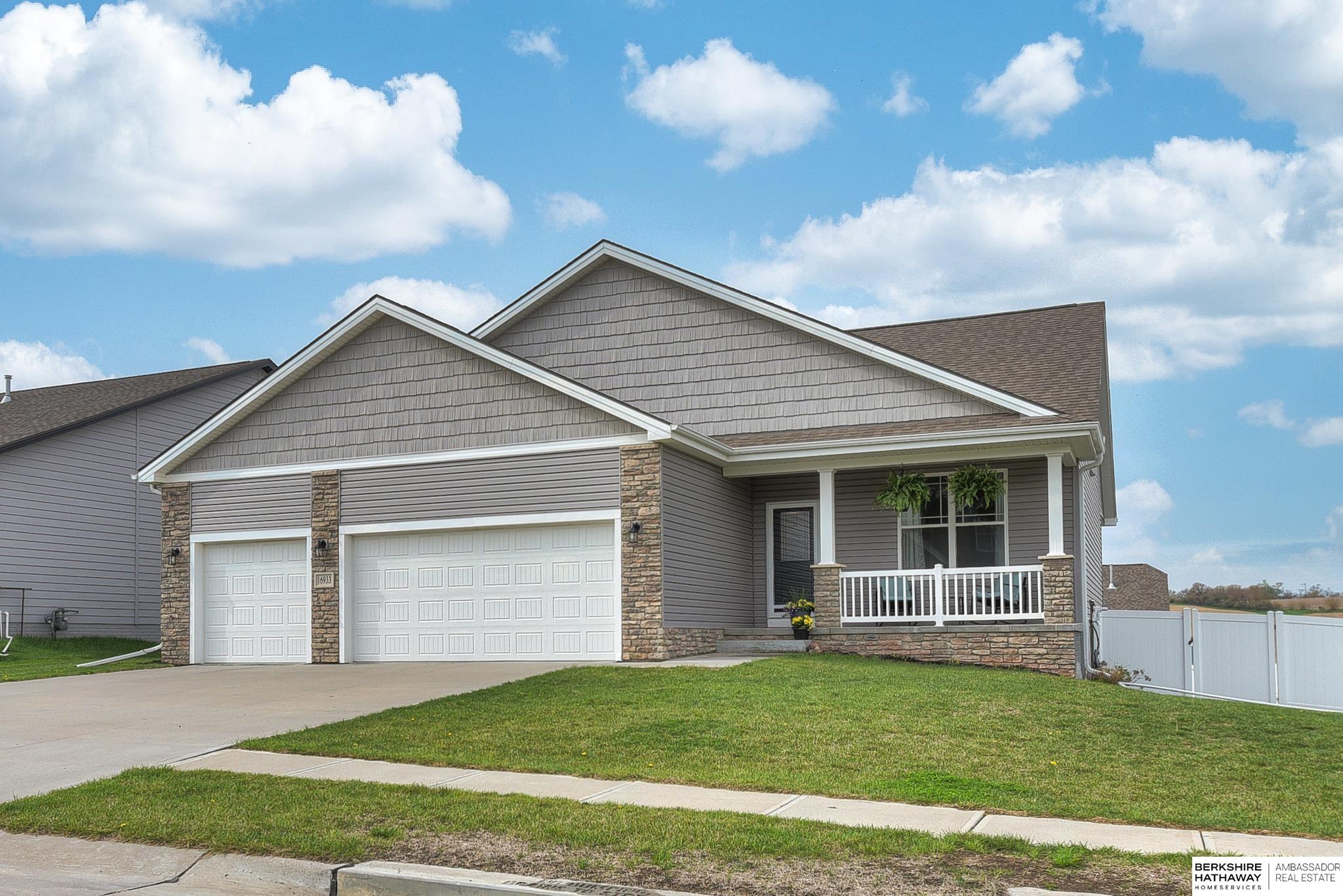 Gretna, Nebraska 68028, United States, 3 Bedrooms Bedrooms, ,3 BathroomsBathrooms,Residential,Pending,120925