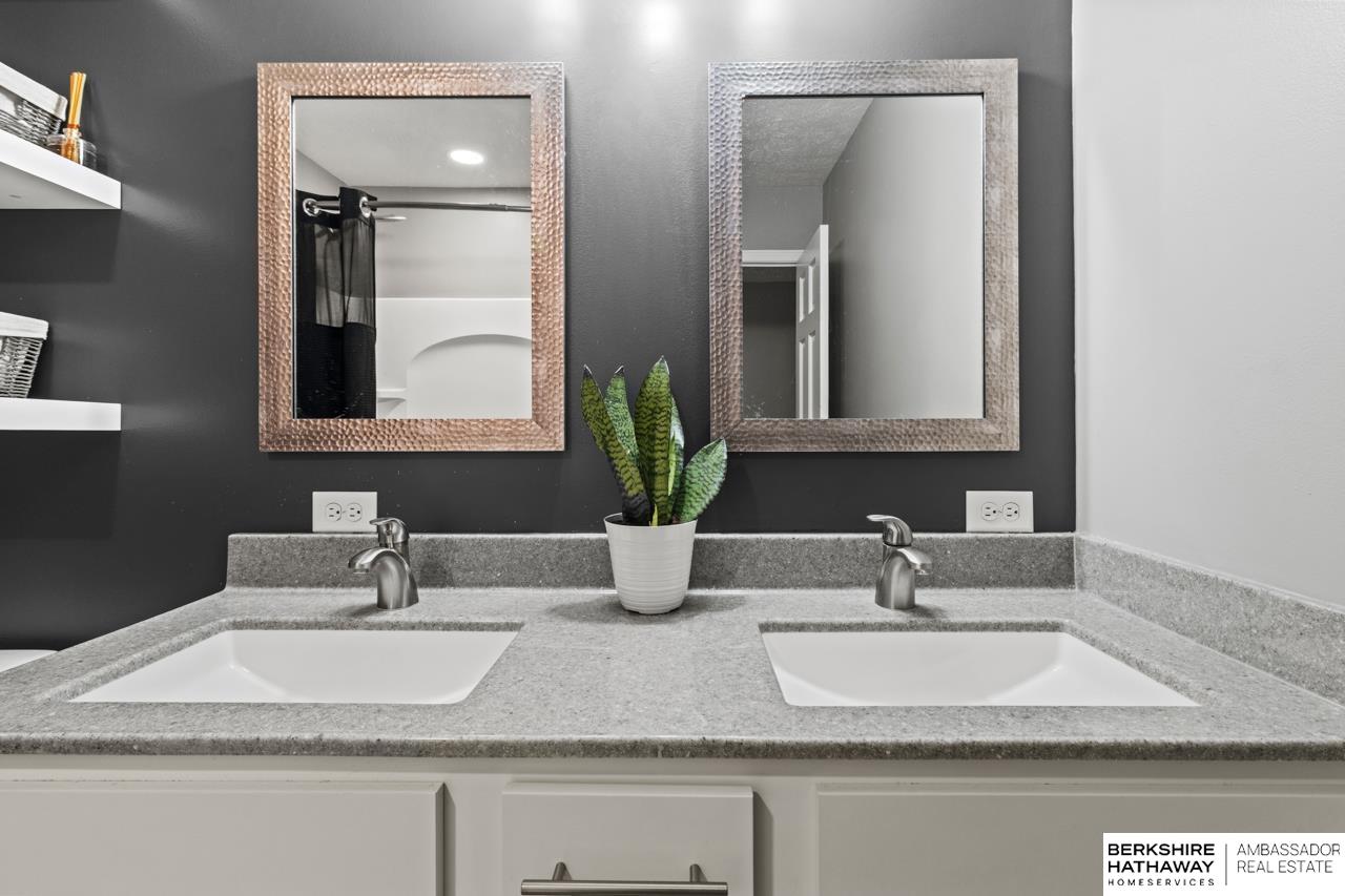 Lincoln, Nebraska 68512, United States, 3 Bedrooms Bedrooms, ,2 BathroomsBathrooms,Residential,Active,241555