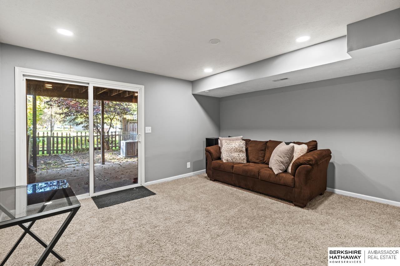 Lincoln, Nebraska 68512, United States, 3 Bedrooms Bedrooms, ,2 BathroomsBathrooms,Residential,Active,241555