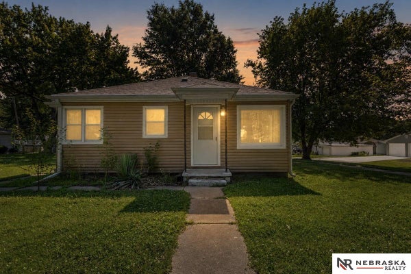 1702 SCHOENHEIT ST, FALLS CITY, NE 68355 - Image 2f8cf69db3b1db0d71b87d524eefd576/2455800254