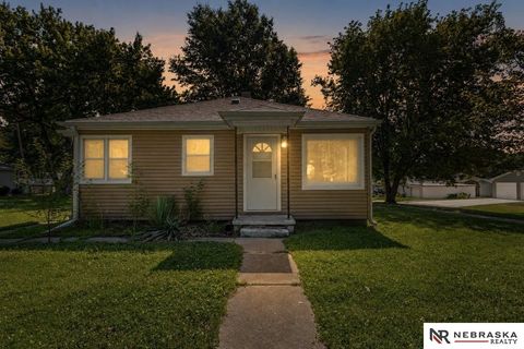 Photo of 1702 Schoenheit Street, Falls City, NE 68355 (MLS # 22619096)