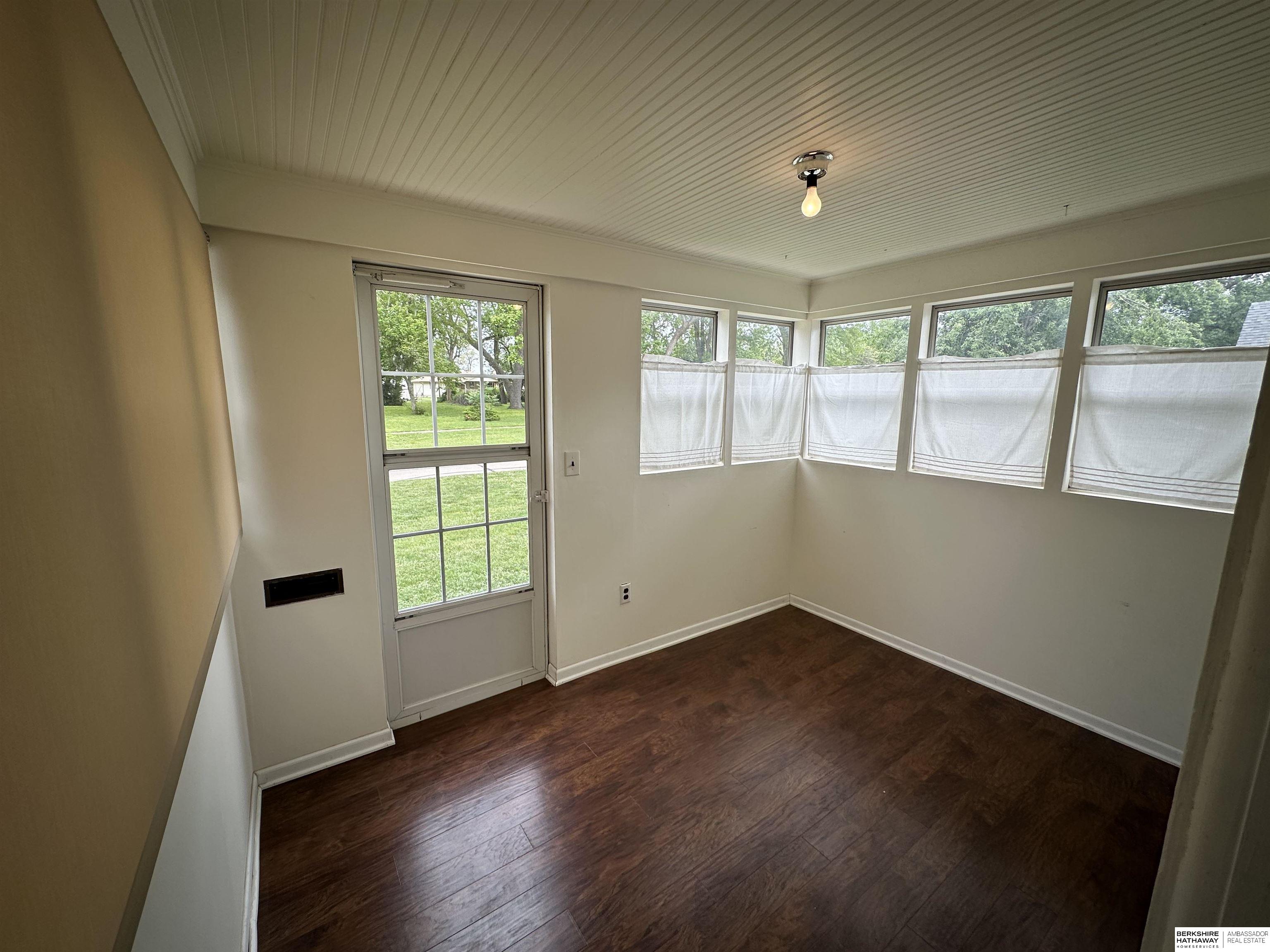 Bellevue, Nebraska 68005, United States, 2 Bedrooms Bedrooms, ,1 BathroomBathrooms,Residential,Pending,136920