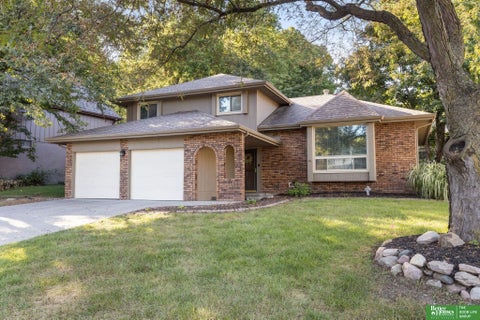 Photo of 910 Wolf Lane, Bellevue, NE 68005 (MLS # 22626379)