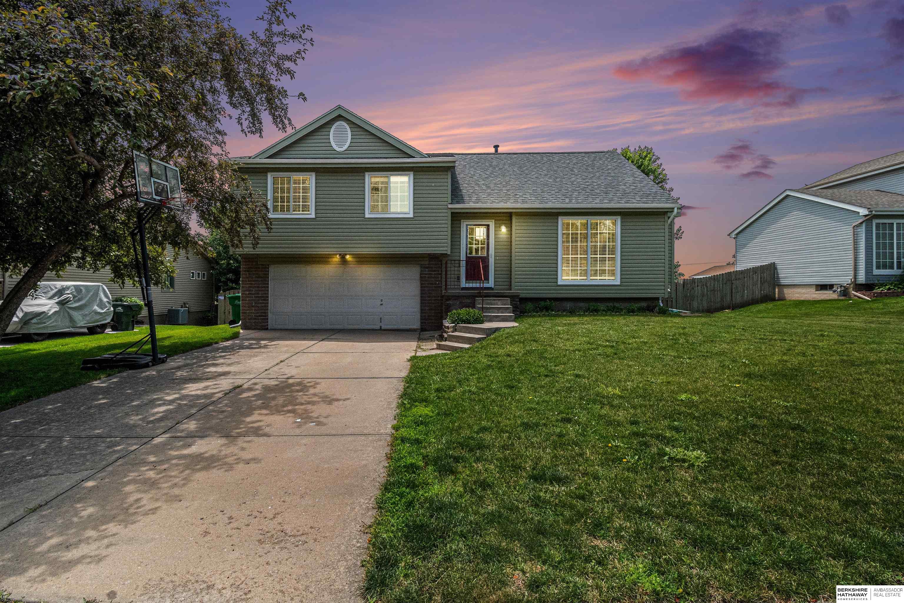 Papillion, Nebraska 68133, United States, 3 Bedrooms Bedrooms, ,2 BathroomsBathrooms,Residential,Pending,154997