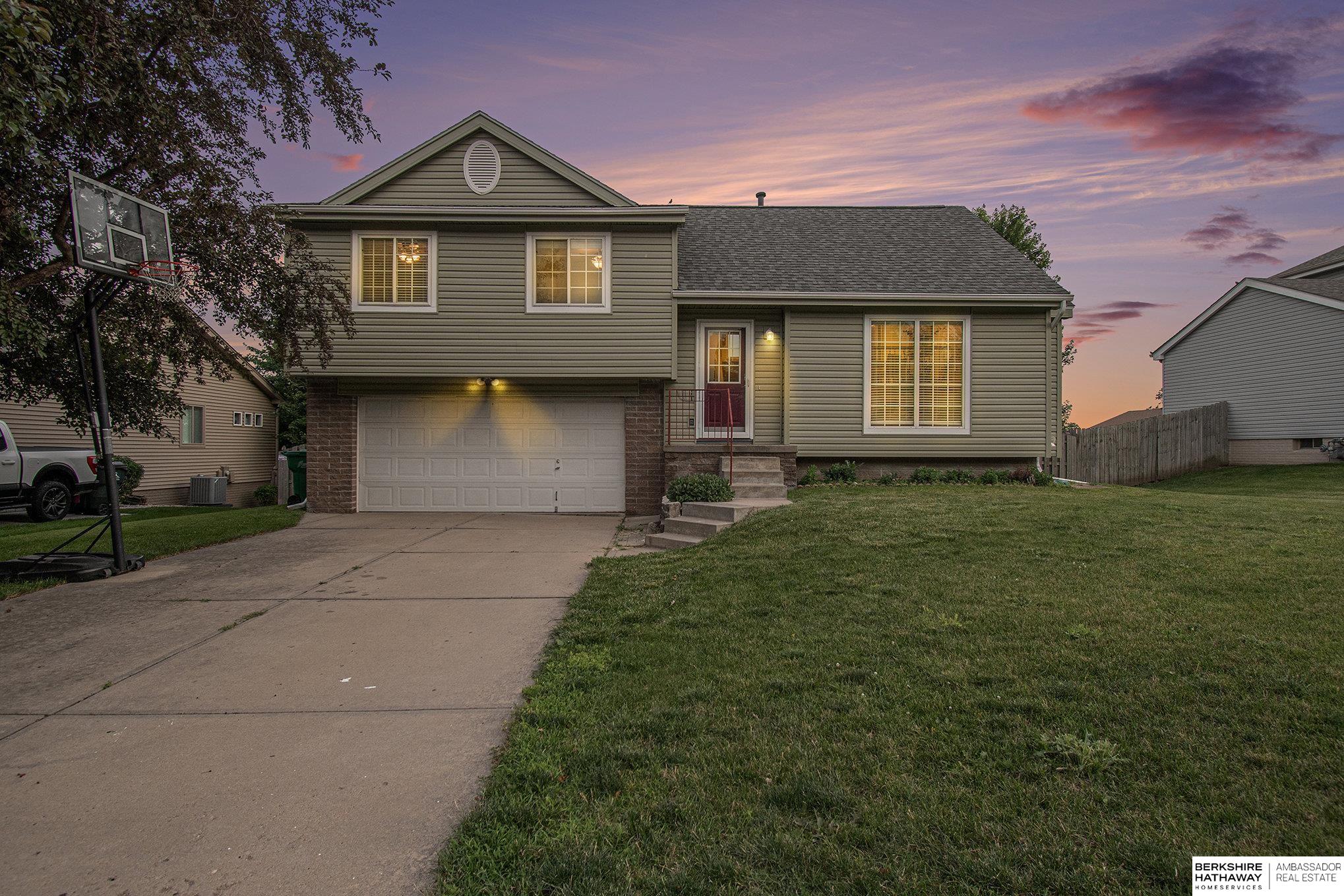 Papillion, Nebraska 68133, United States, 3 Bedrooms Bedrooms, ,2 BathroomsBathrooms,Residential,Pending,154997