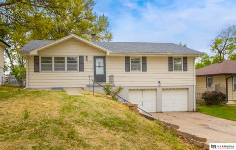 Photo of 6634 Curtis Avenue, Omaha, NE 68104 (MLS # 22613231)