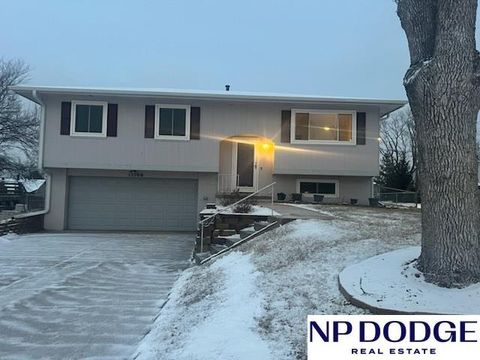 Photo of 11106 V Street, Omaha, NE 68137 (MLS # 22602408)