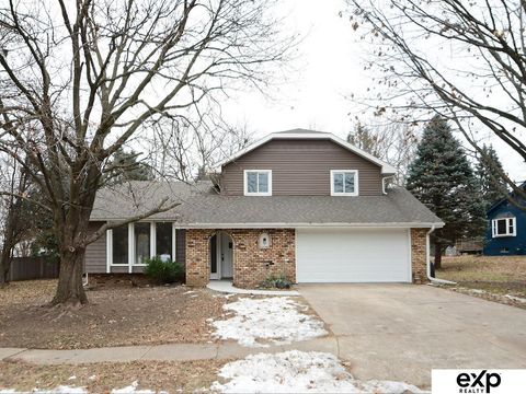 Photo of 12123 Parker Circle, Omaha, NE 68154 (MLS # 22534836)
