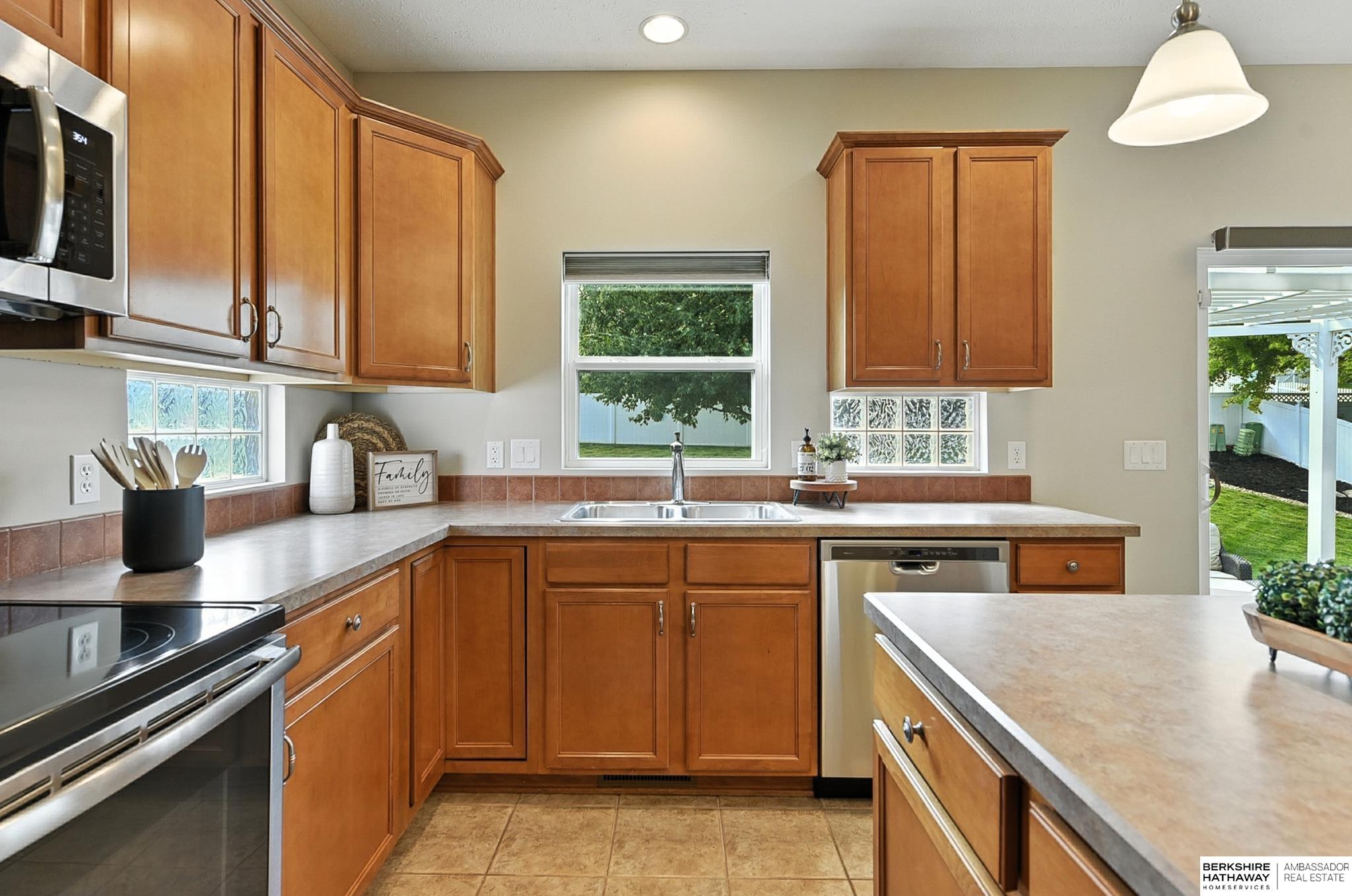 Omaha, Nebraska 68136, United States, 4 Bedrooms Bedrooms, ,3 BathroomsBathrooms,Residential,Pending,199051