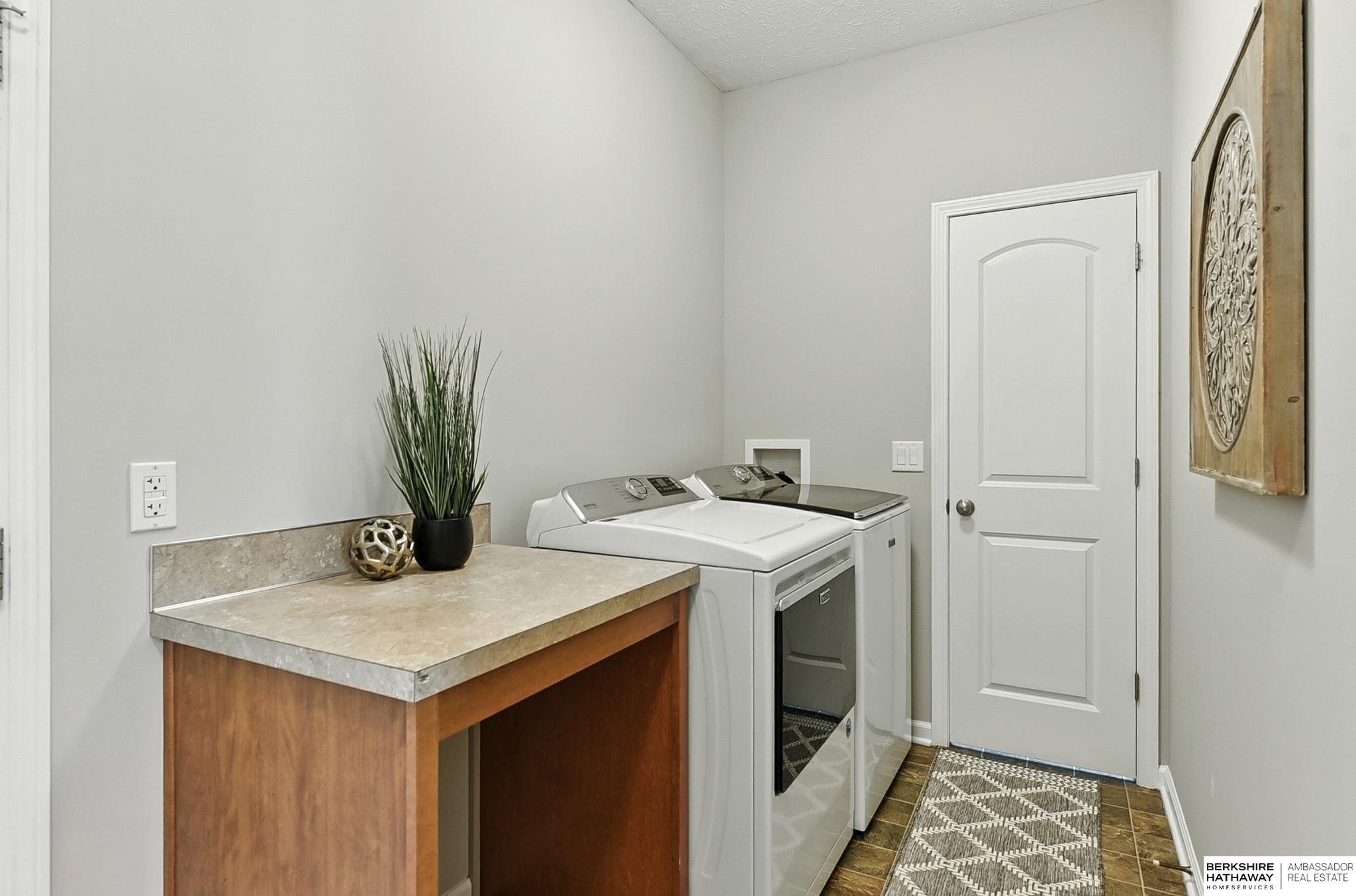 Omaha, Nebraska 68136, United States, 4 Bedrooms Bedrooms, ,3 BathroomsBathrooms,Residential,Pending,199051